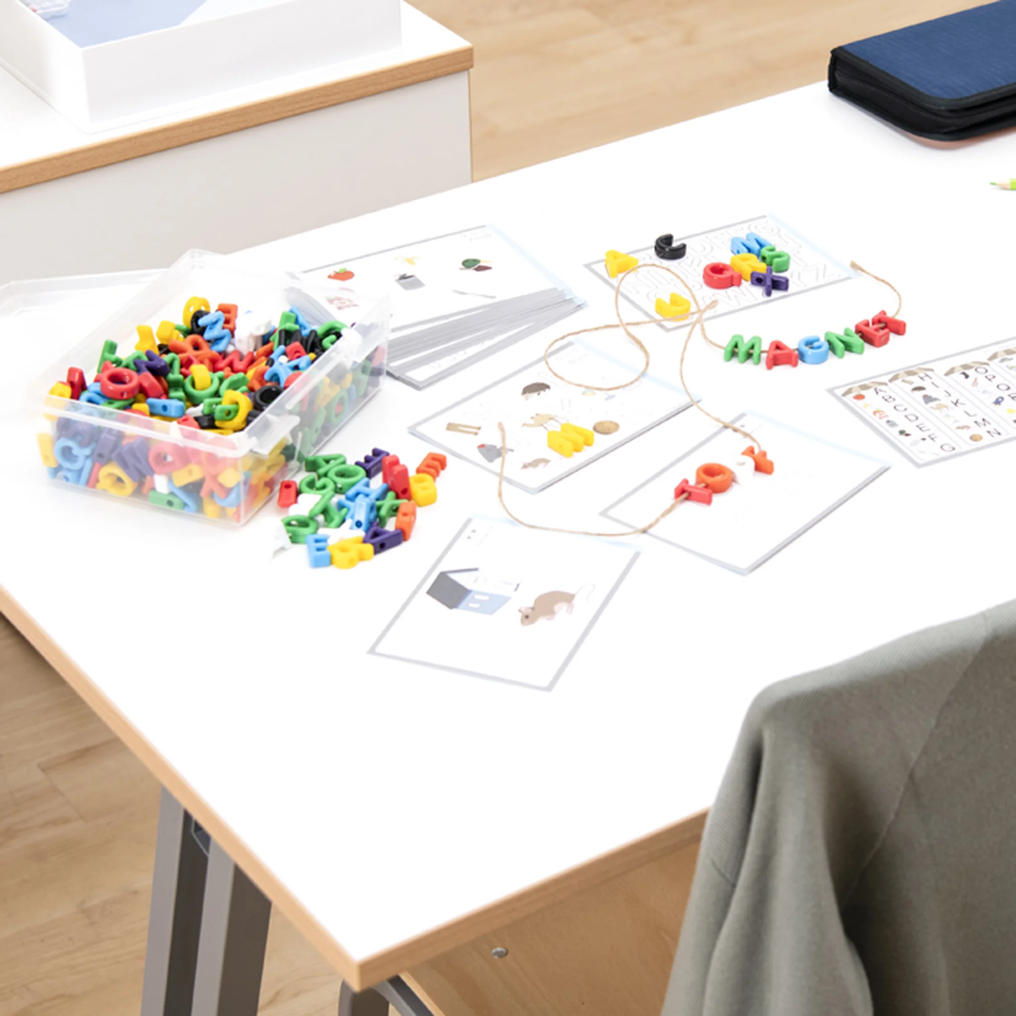 Buchstabenperlen, Kartenpuzzle, Bausteine, Lernspiel, Fädelmaterial