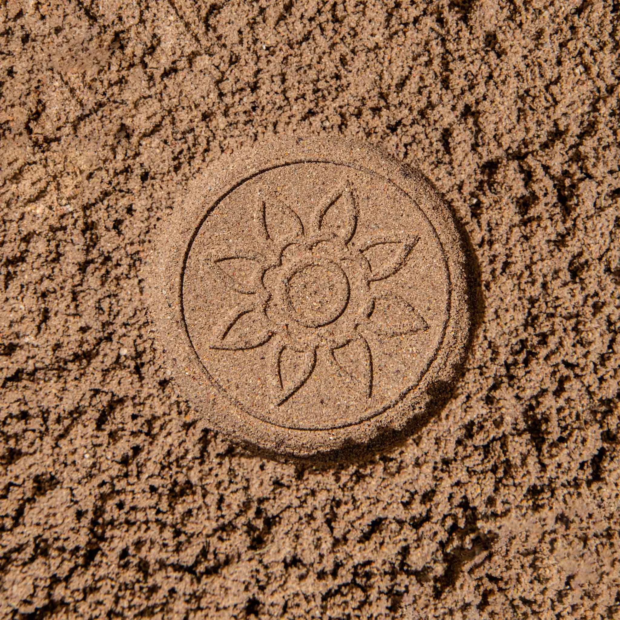 sand, blumenmuster, rundermedaillon, gravur, beige