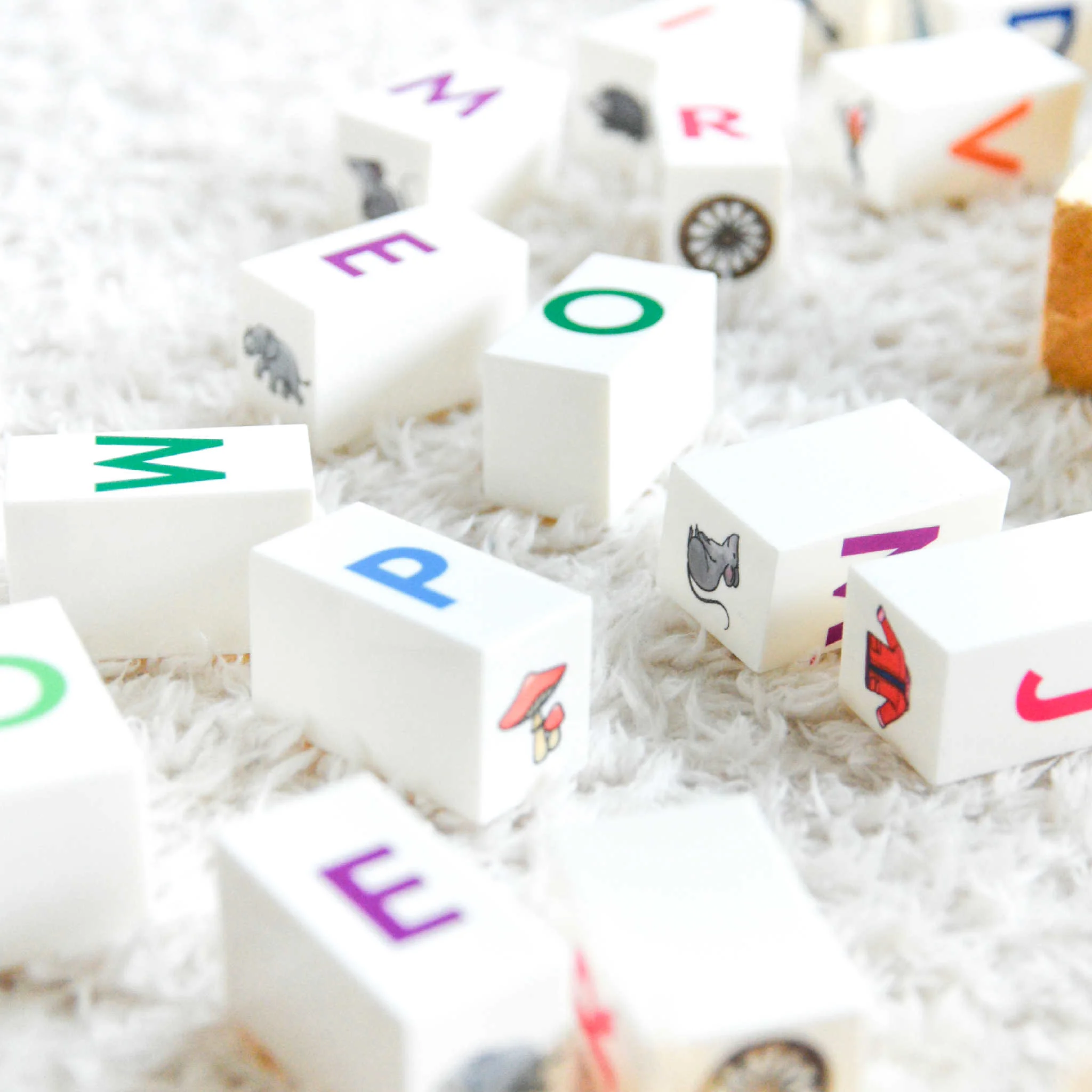Alphabetblöcke, Buchstabenblöcke, Spielbausteine, Holzblöcke, bunte Buchstaben