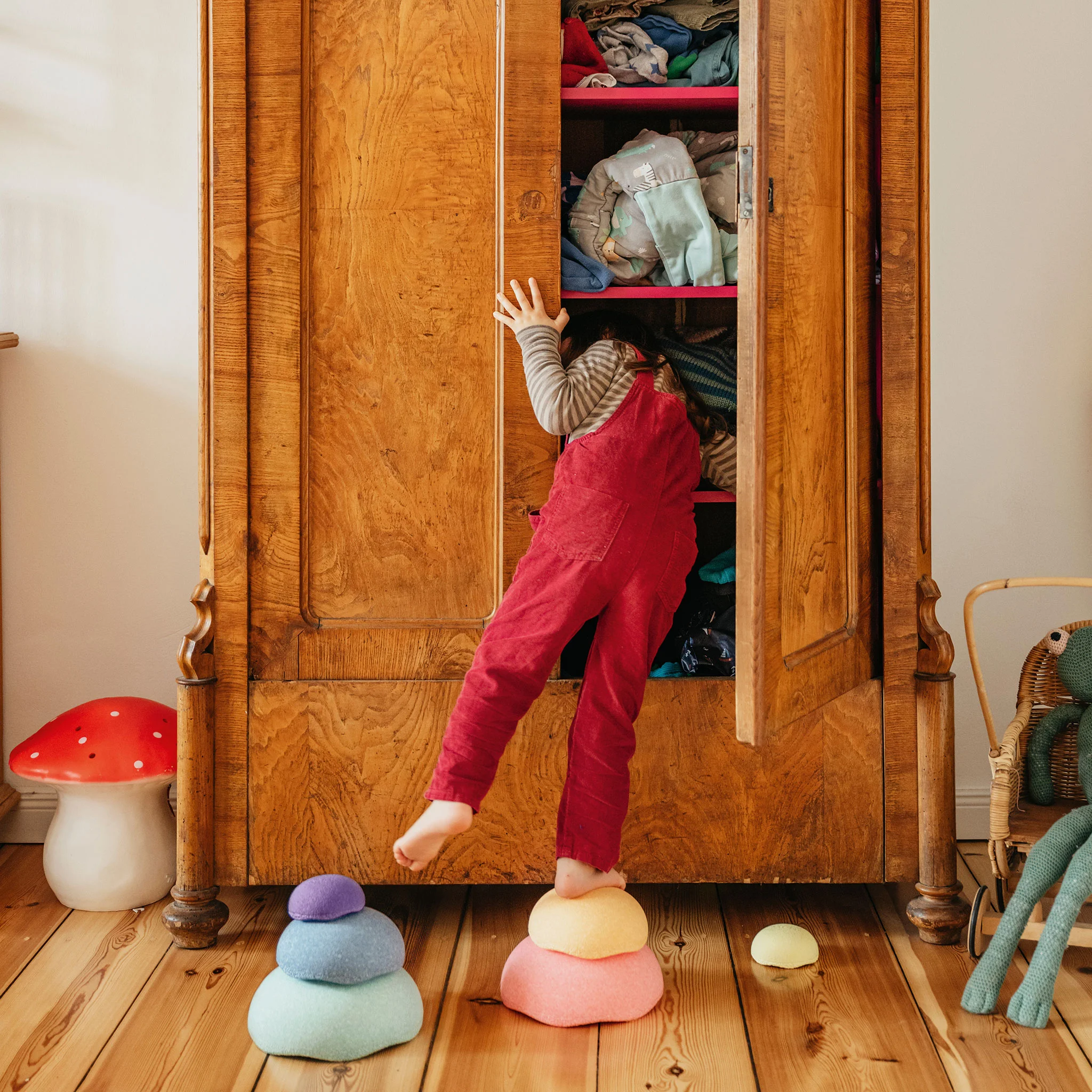 Kinderkleidung, Overalls, Rot, Stoffregal, Spielzimmer
