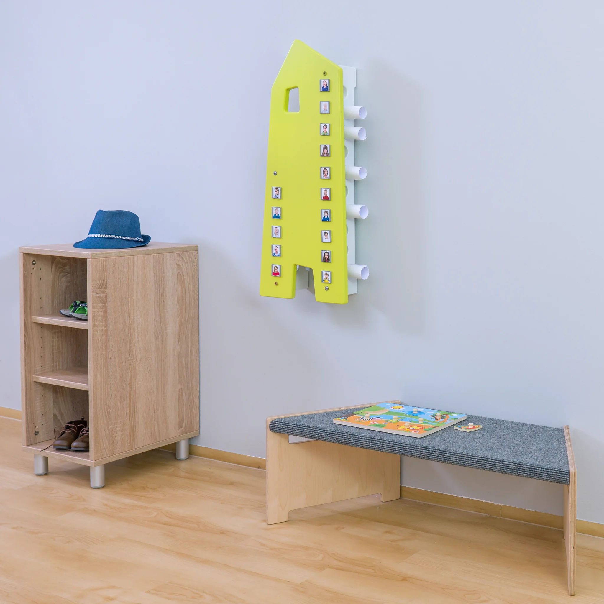 kinderflur, schuhregal, kreative wandhalterung, holzbank, spielzimmer dekor