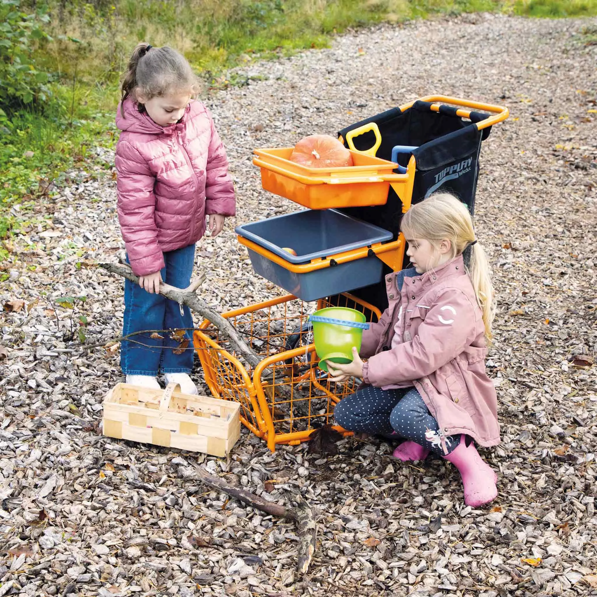 Kinderwagen, Spielzeugkiste, Gartenwerkzeug, Kleidung, Picknick