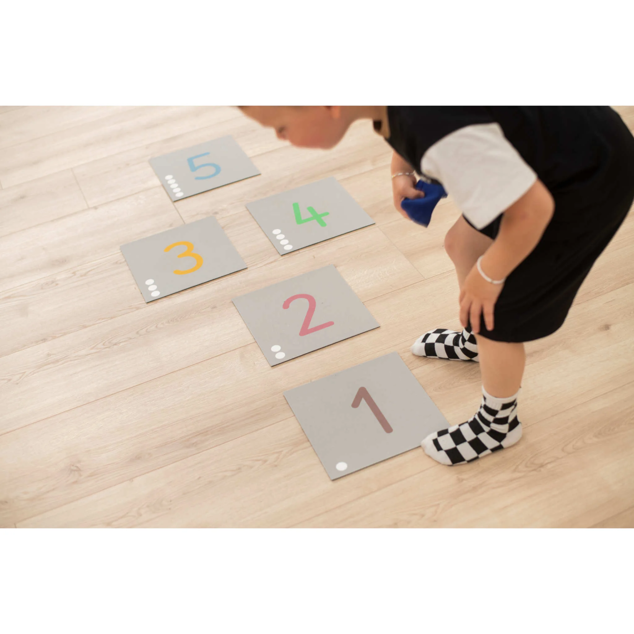 graffiti, playing cards, numbers, Karten auf Boden, Kinderaktivität
