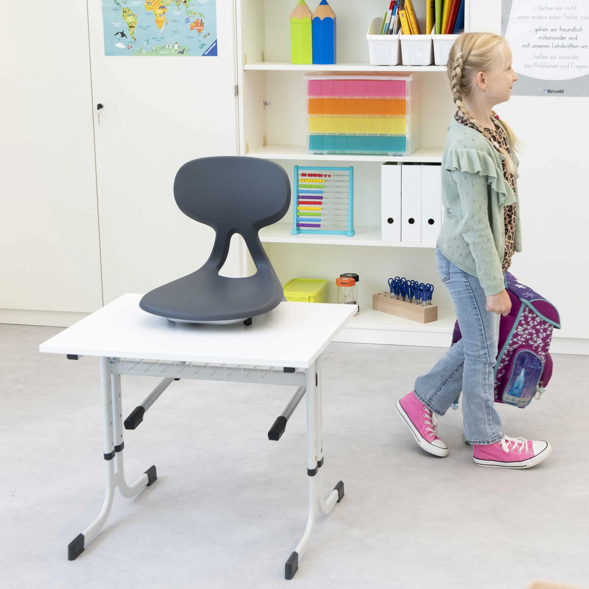 Stuhl, Schreibtisch, Klassenzimmer, Rückenlehne, Schülerin