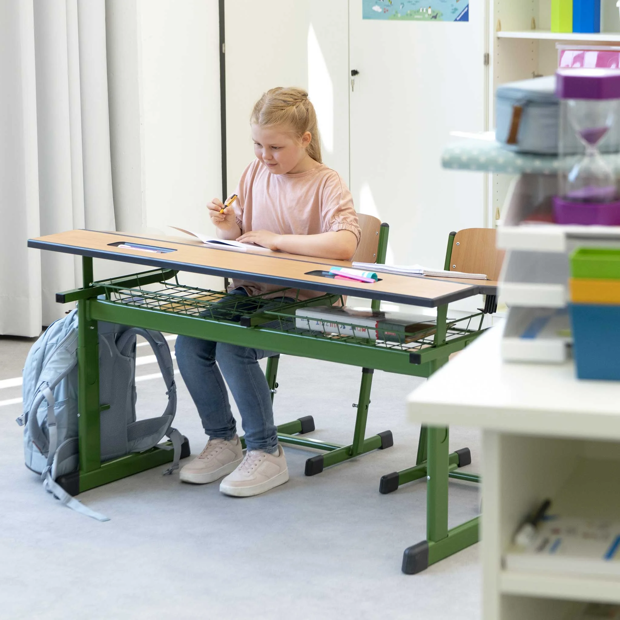 Schreibtisch, Schülerin, Schulbank, Rucksack, Notizen