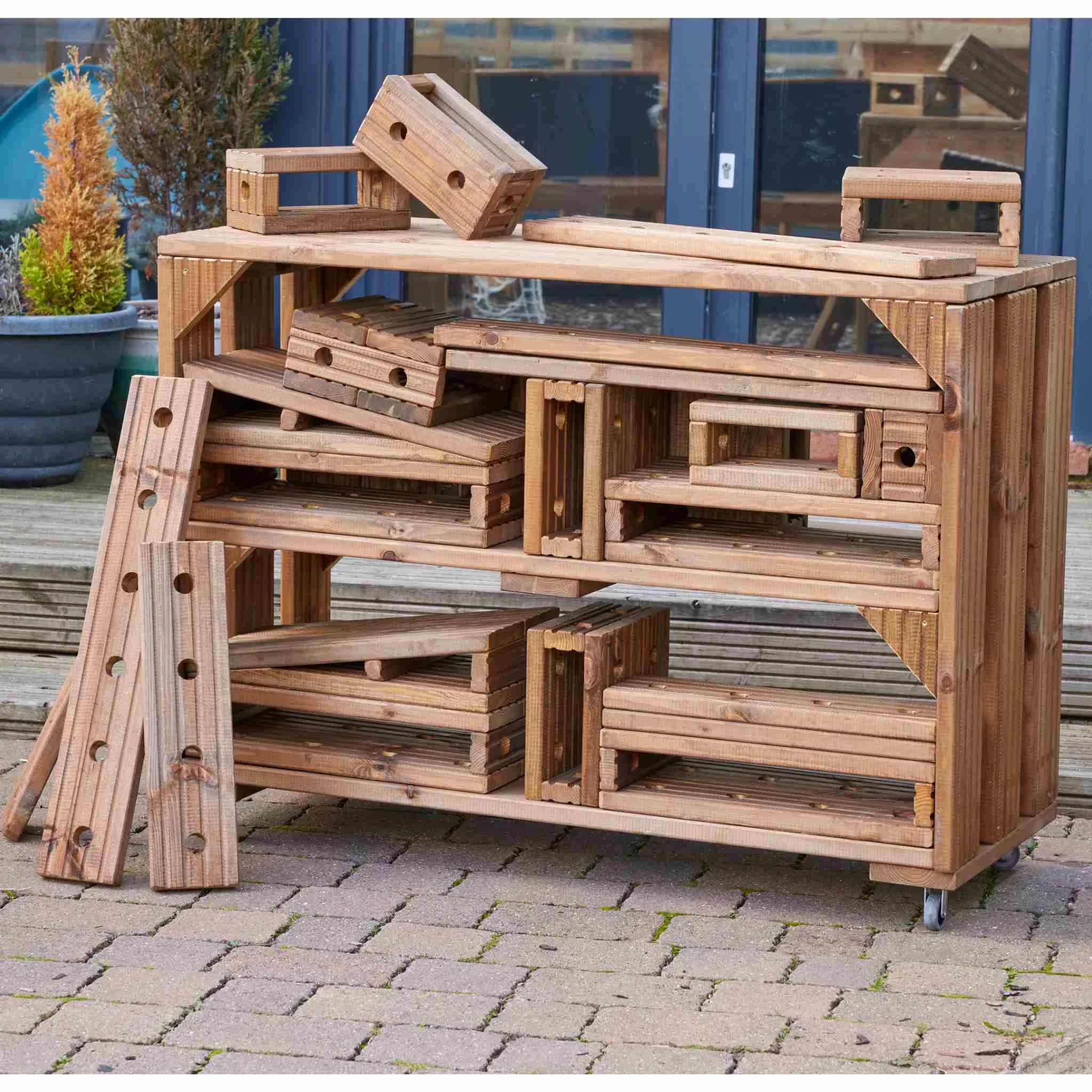 Holztable, Holzkisten, Holzregal, Gartenmöbel, Pflegeholz