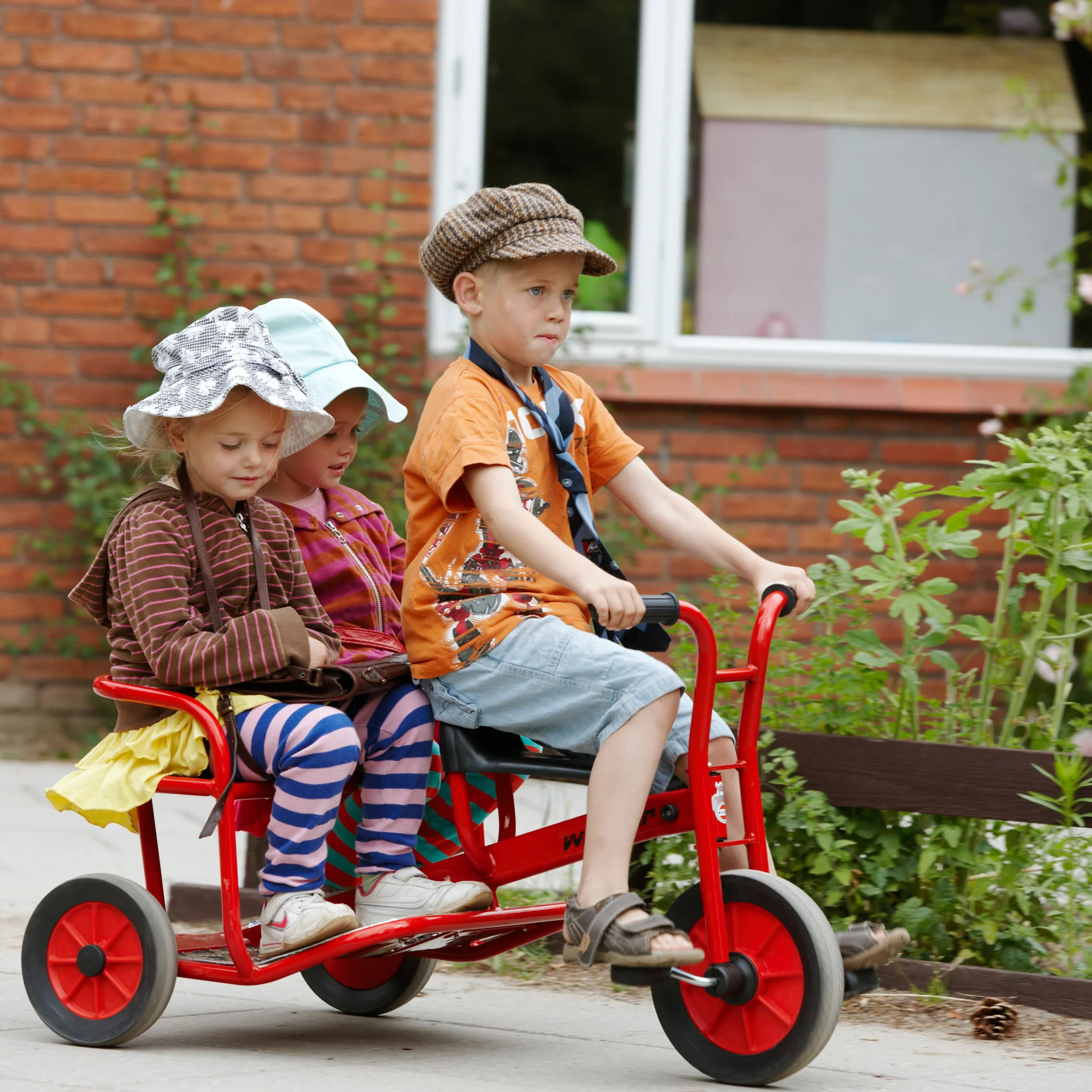 Kinderwagen, Dreirad, Hochsitz, Straßenverkehr, Sommeroutfit