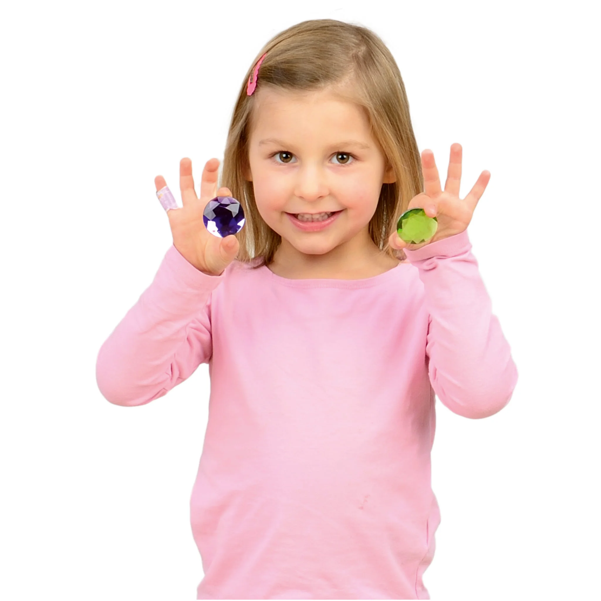 kind, rosa shirt, lila Stein, grüner Stein, handgehaltenes Schmuckstück