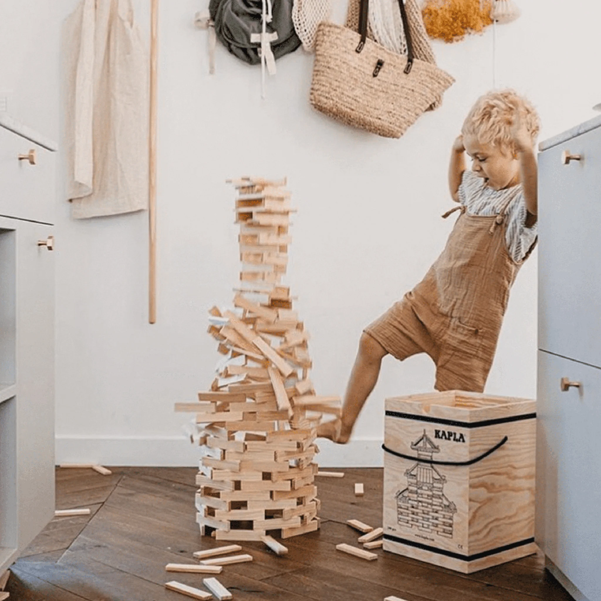 Holzsteine, Turmbauen, Spielzeug, Kleidung: Overall, Kiste Holz