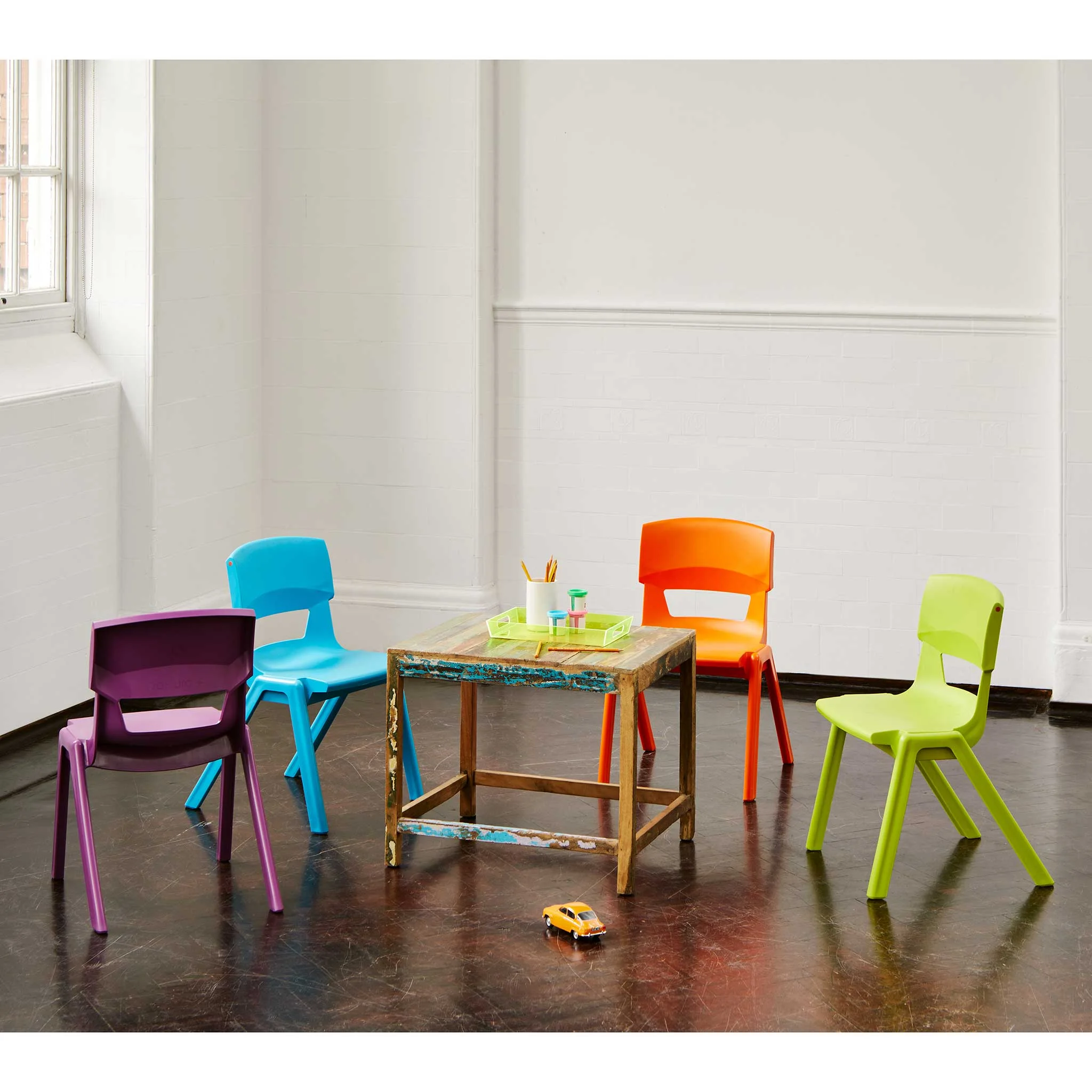 Kleiner Tisch, Kinderstuhl, Kunststoffstuhl, Bunte Möbel, Spielzeugauto