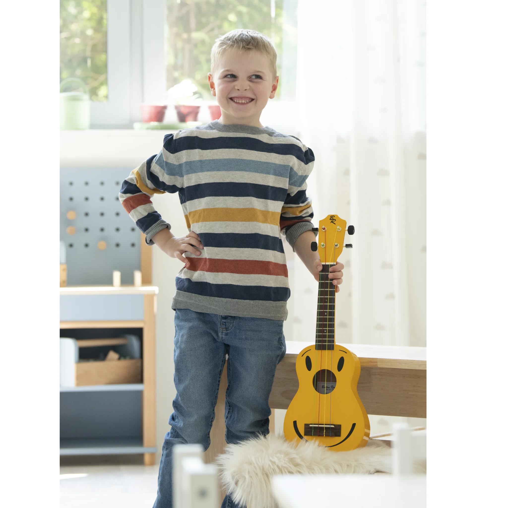 kids, guitar, gestreiftes-sweatshirt, gelbe-ukulele, spielzimmer