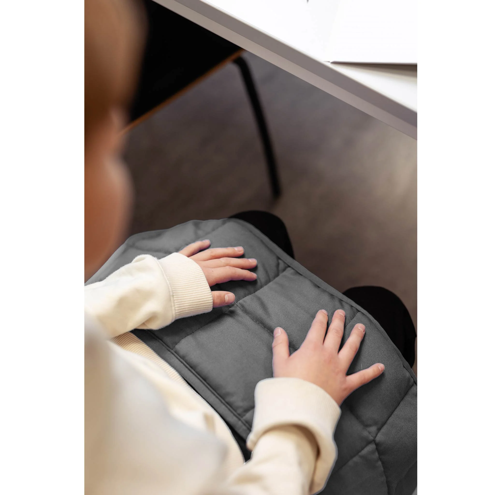 Kind, Kuscheldecke, Kinderdecke, grau, graues Material