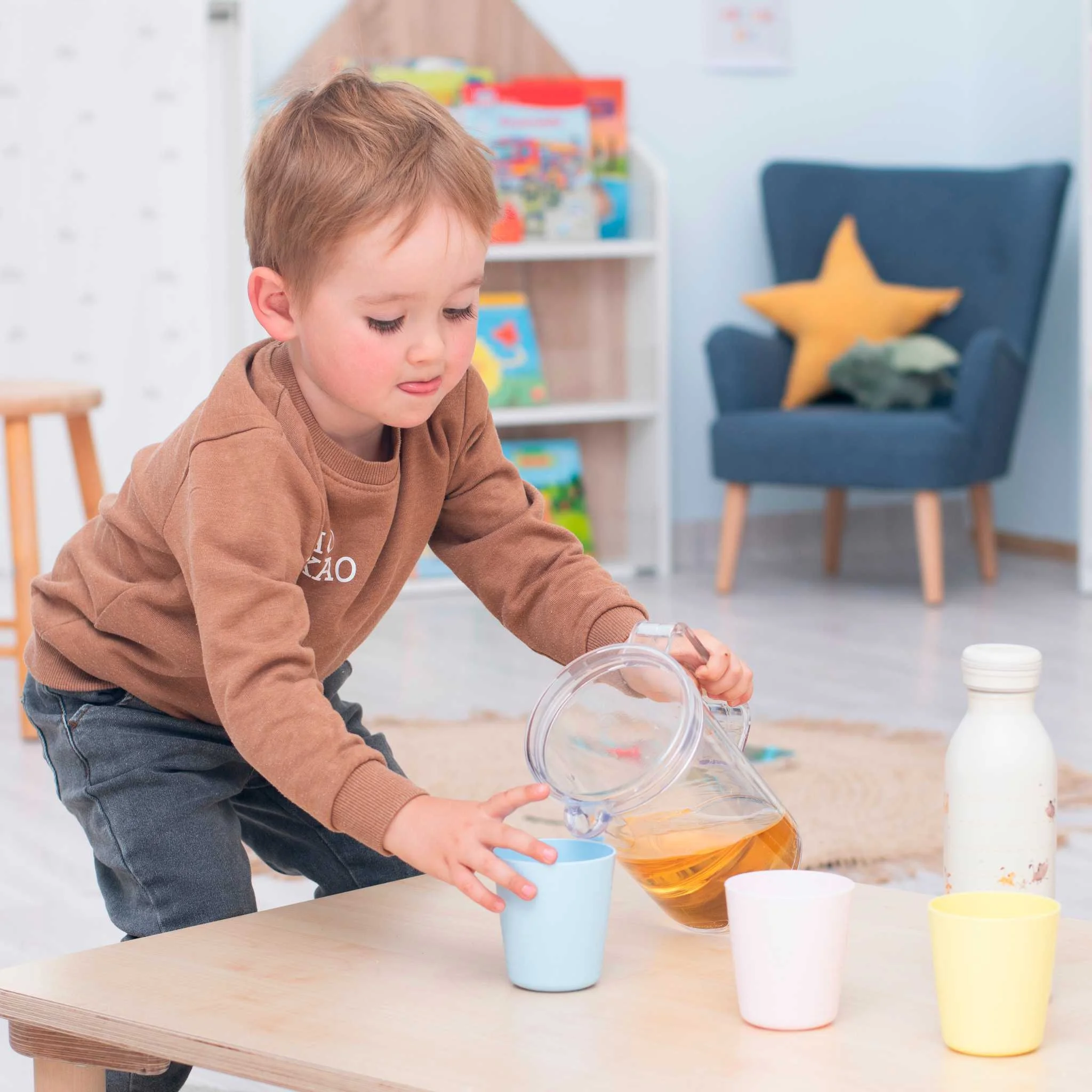 Kinder, Wasserkanne, Saft/Trinken, Becher, Holztisch