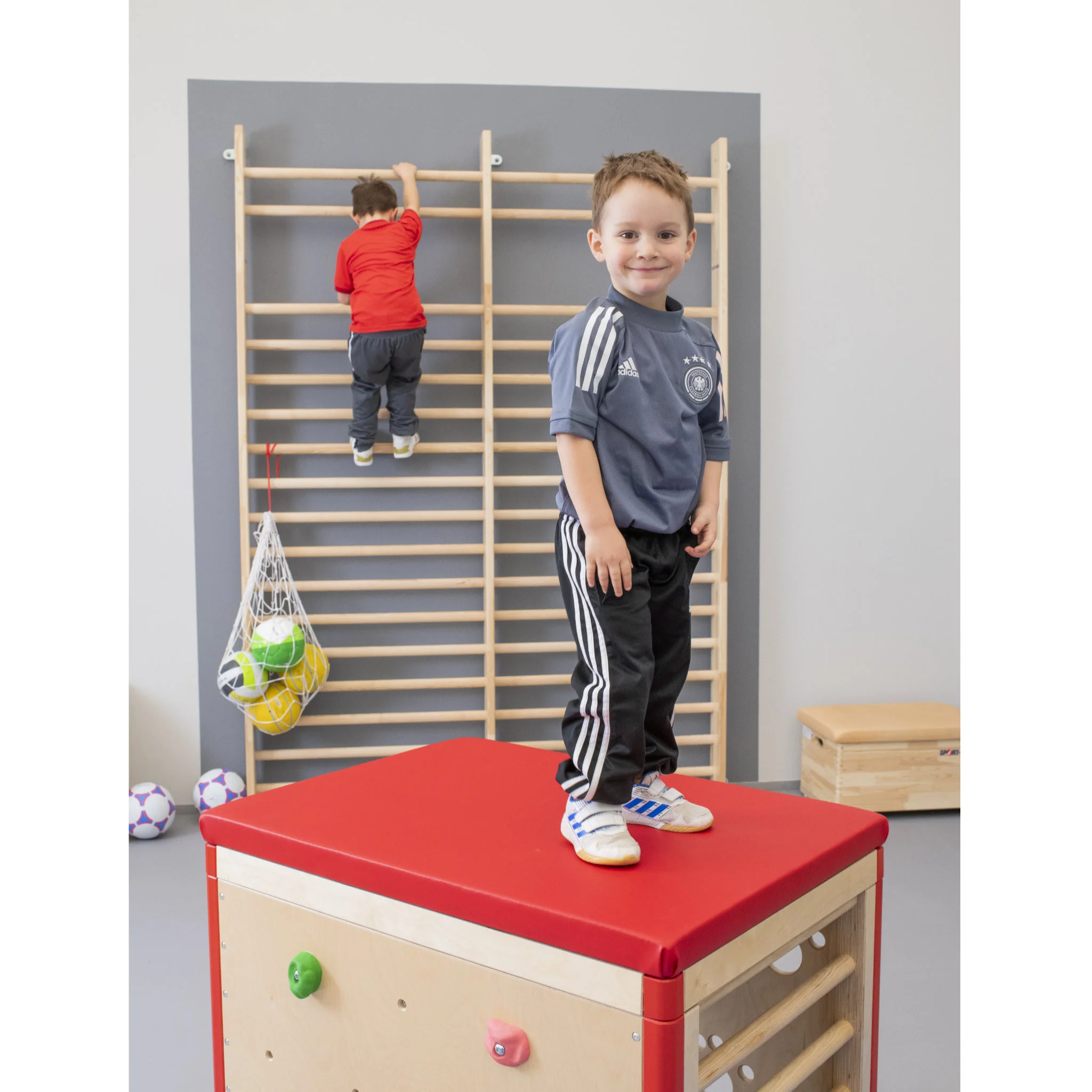 Kinderturnstuhl, Klettergerät, Sportschuhe, Gymnastikbank, Sportkletterwand
