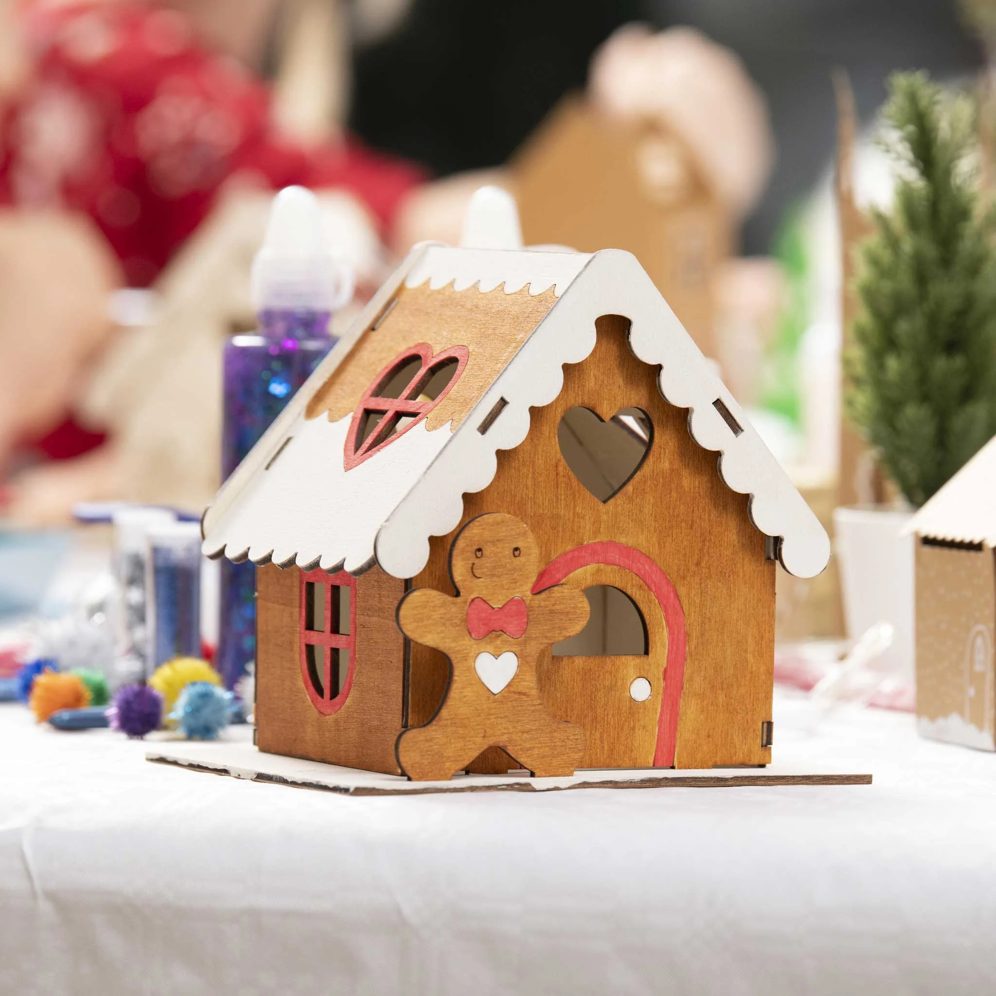 Holzhaus, Weihnachtsdeko, Gingerbread, Herzfenster, Keksfigur