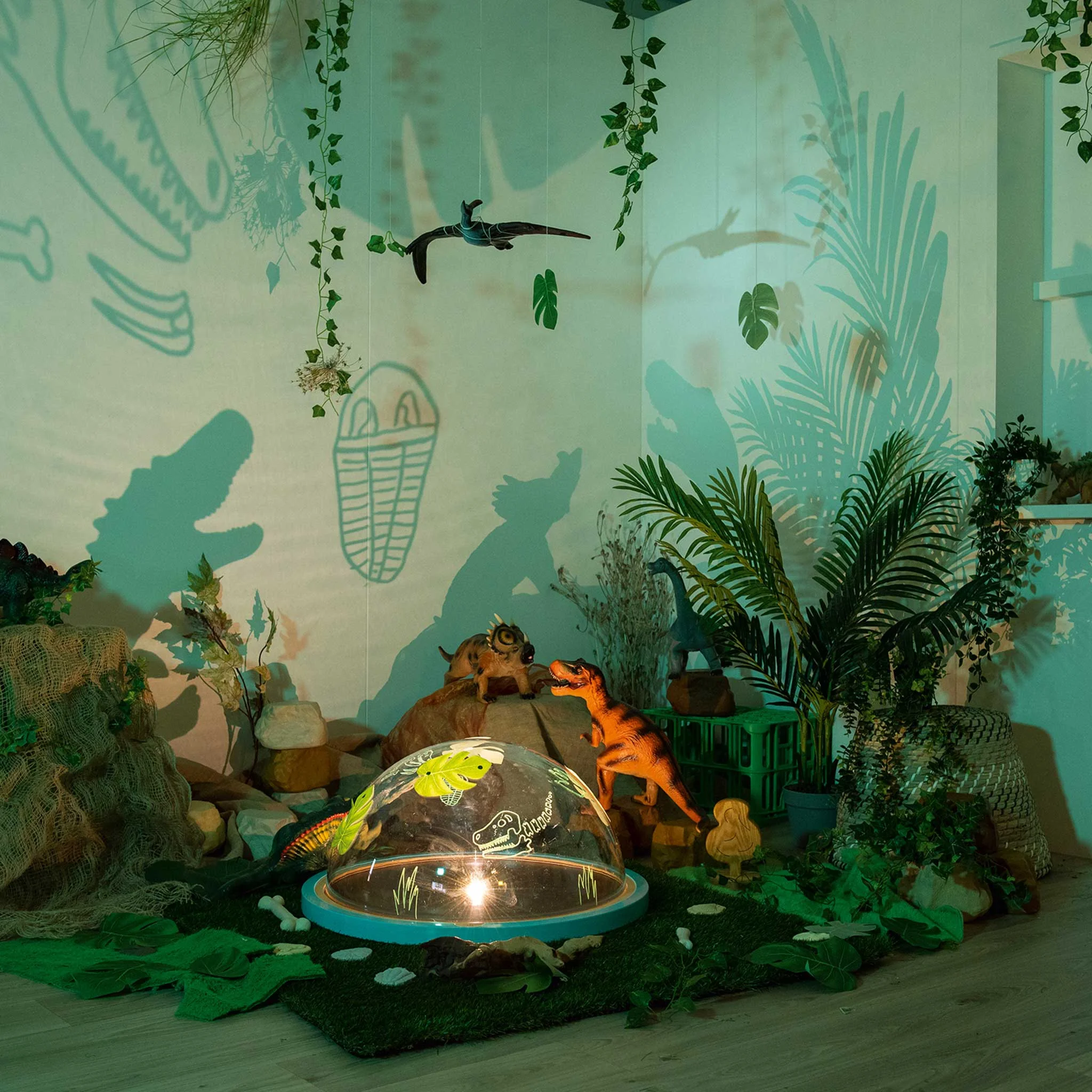 diorama, dinosaurier, glaskuppel, pflanzen, spielzeug