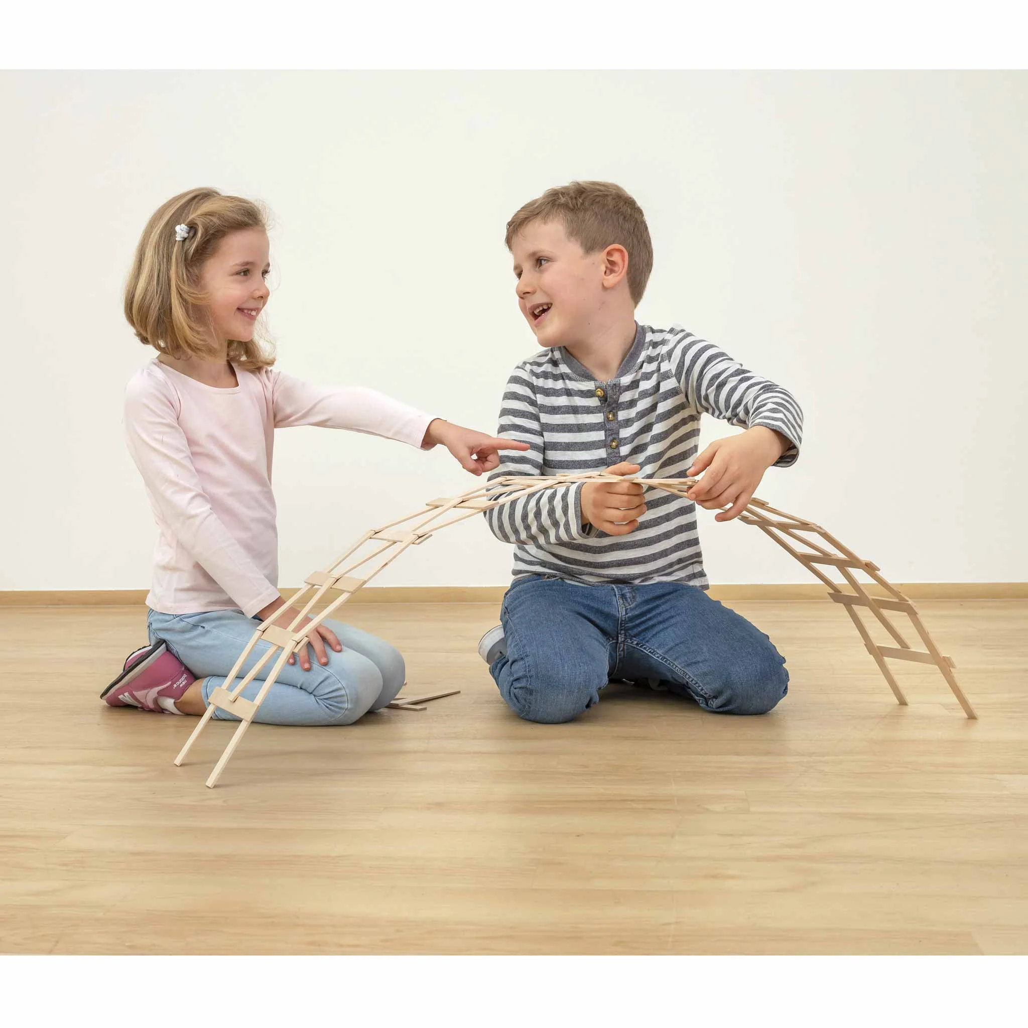 Kinder spielen, Holzbaukasten, Konstruktionsspielzeug, Schwarz-weiße Streifen, Kinderspielzeug