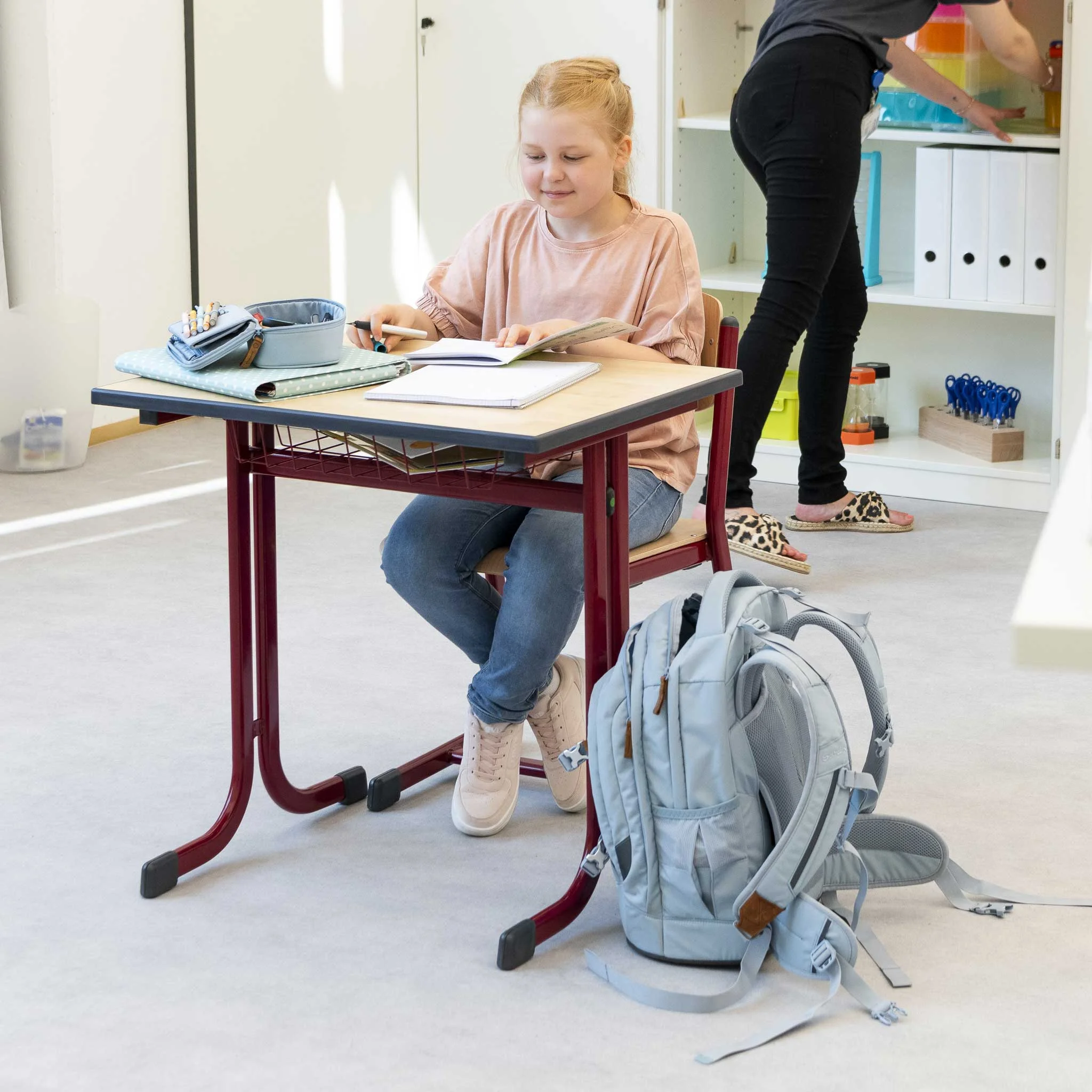 Schreibtisch, Schülerin, Rucksack, Schule, Laptop-Unterlage