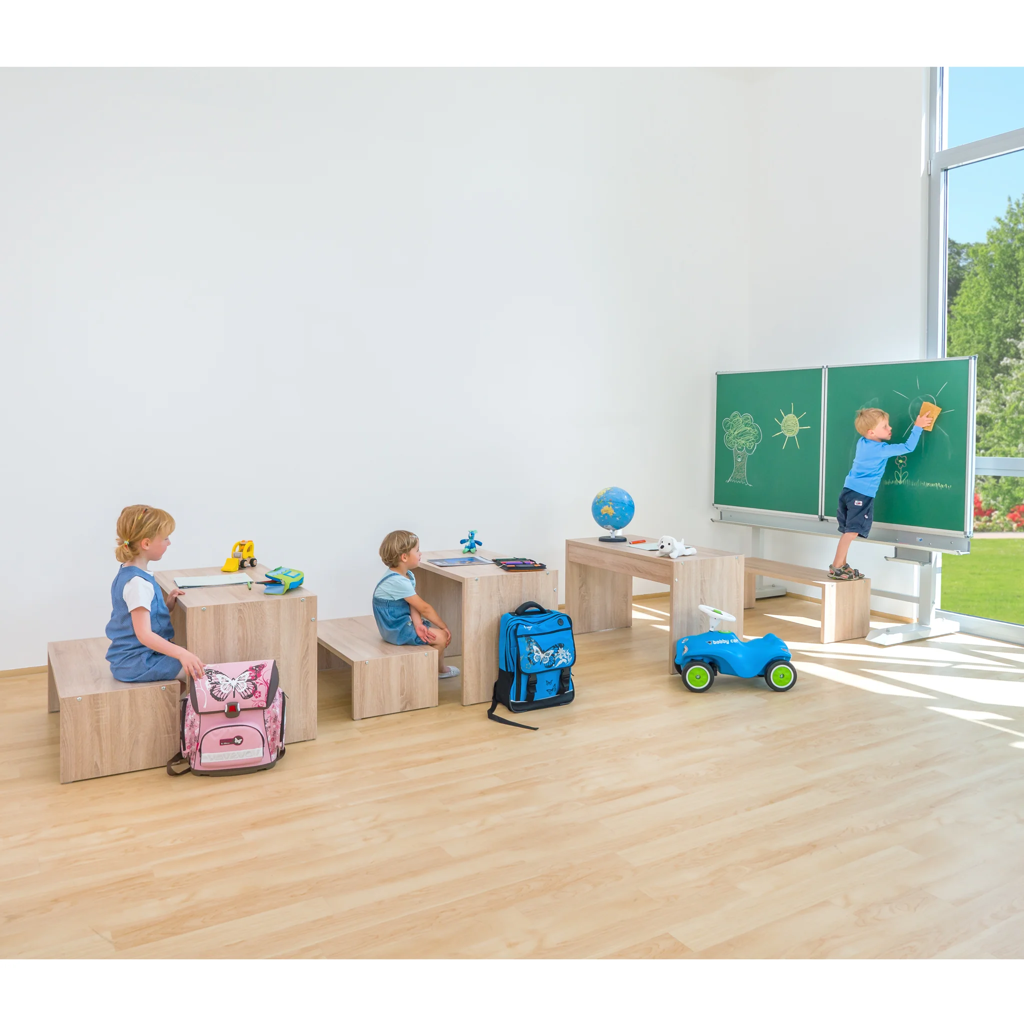 Kinderklasse, Schulklasse, Klappbare Tische, Spielzeugautos, Schultafel