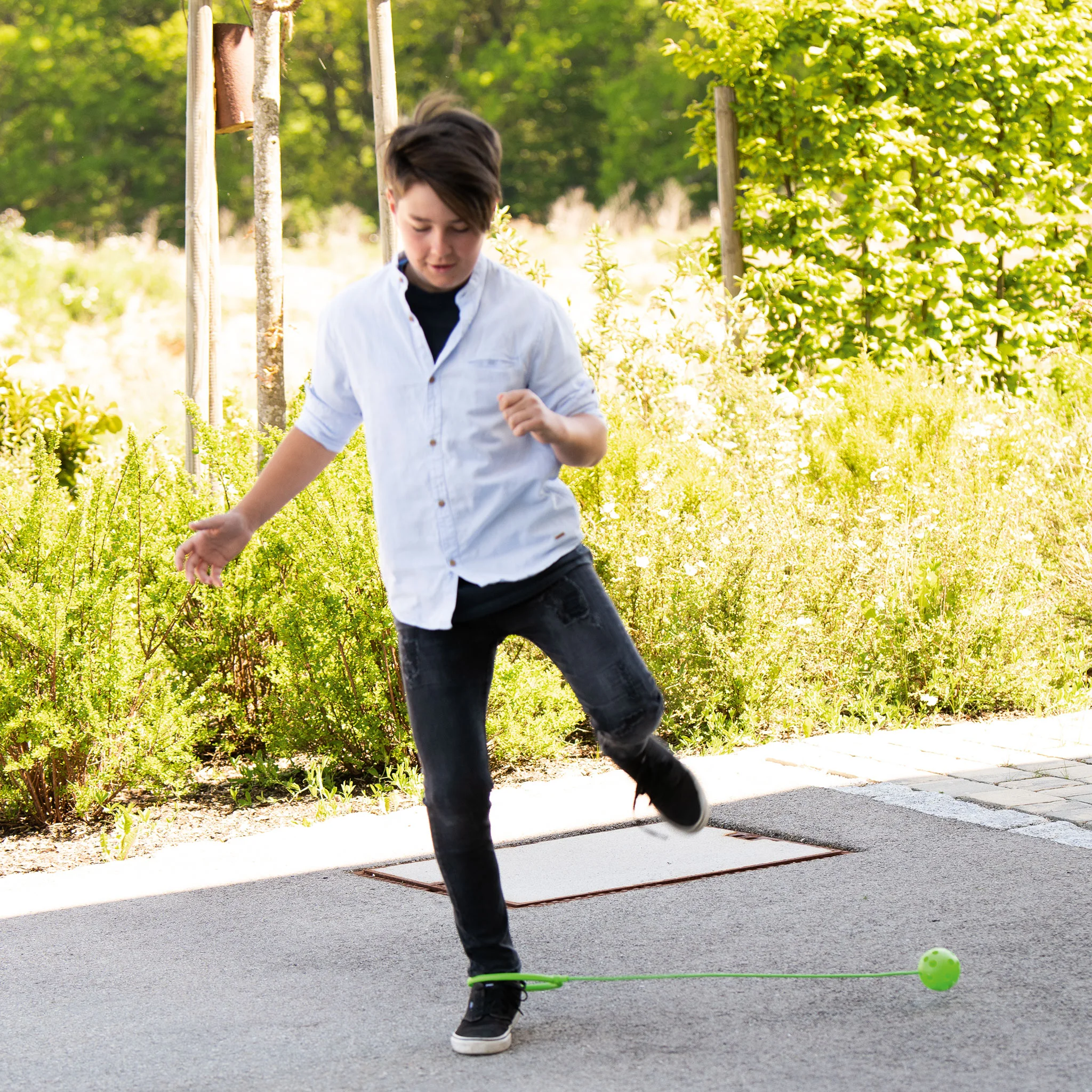 Kinder, T-Shirt, Jeans, Rollenball, Spielzeug