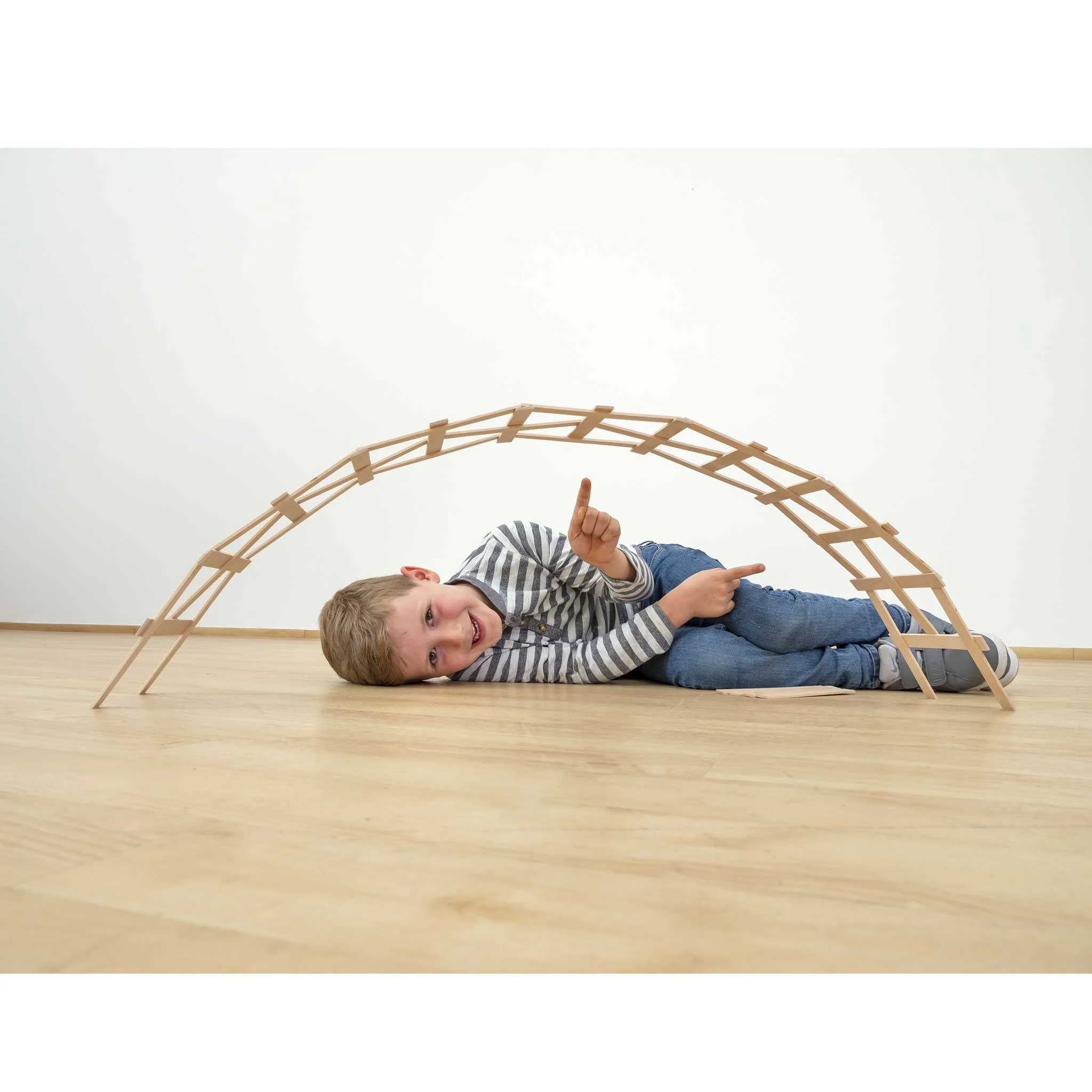 Kind, Kinderzimmer, Spielzeug, Bogen aus Holz, Künstlerisches Spiel