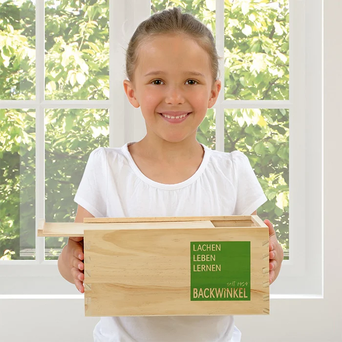 Kinder, Mädchen, Holzkiste, Kiste mit Deckel, grüne Beschriftung