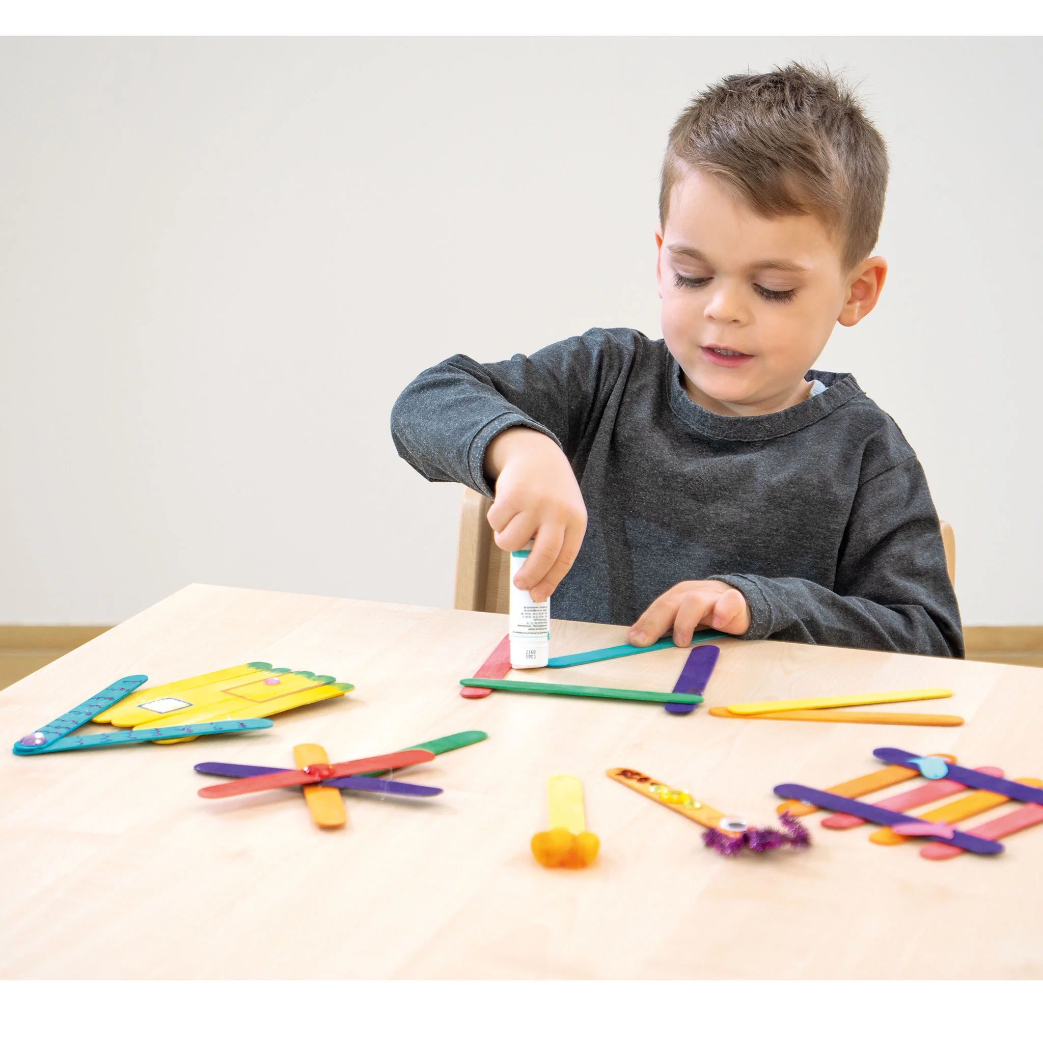 Kinderkunst, Bastelmaterial, Kunstprojekt, Kleber, Farbige Stäbe