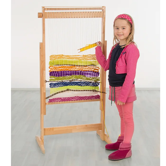 Webstuhl, Holzwebstuhl, bunte Wolle, Kind beim Weben, Webstuhl-Setup