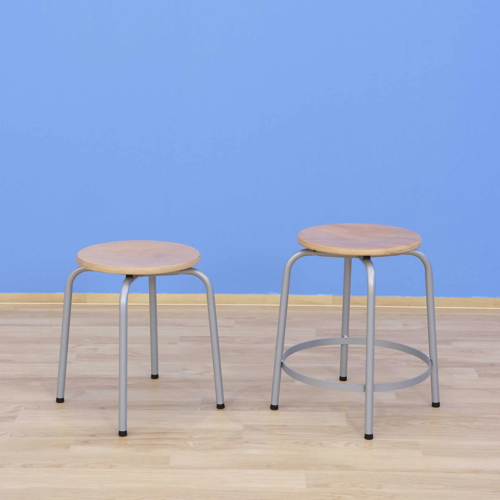 Hocker, Holzoberteil, Metallbeine, zwei Hocker, Barhocker