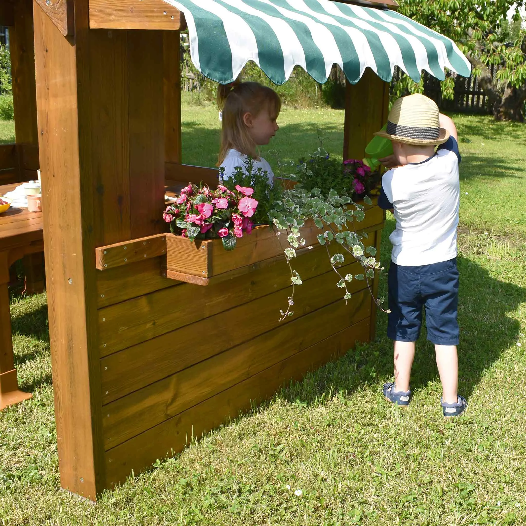 Holz-Spielhaus, Gartenstand, Blumenbeet, Kinder-Spielstand, Blumenpflanzen