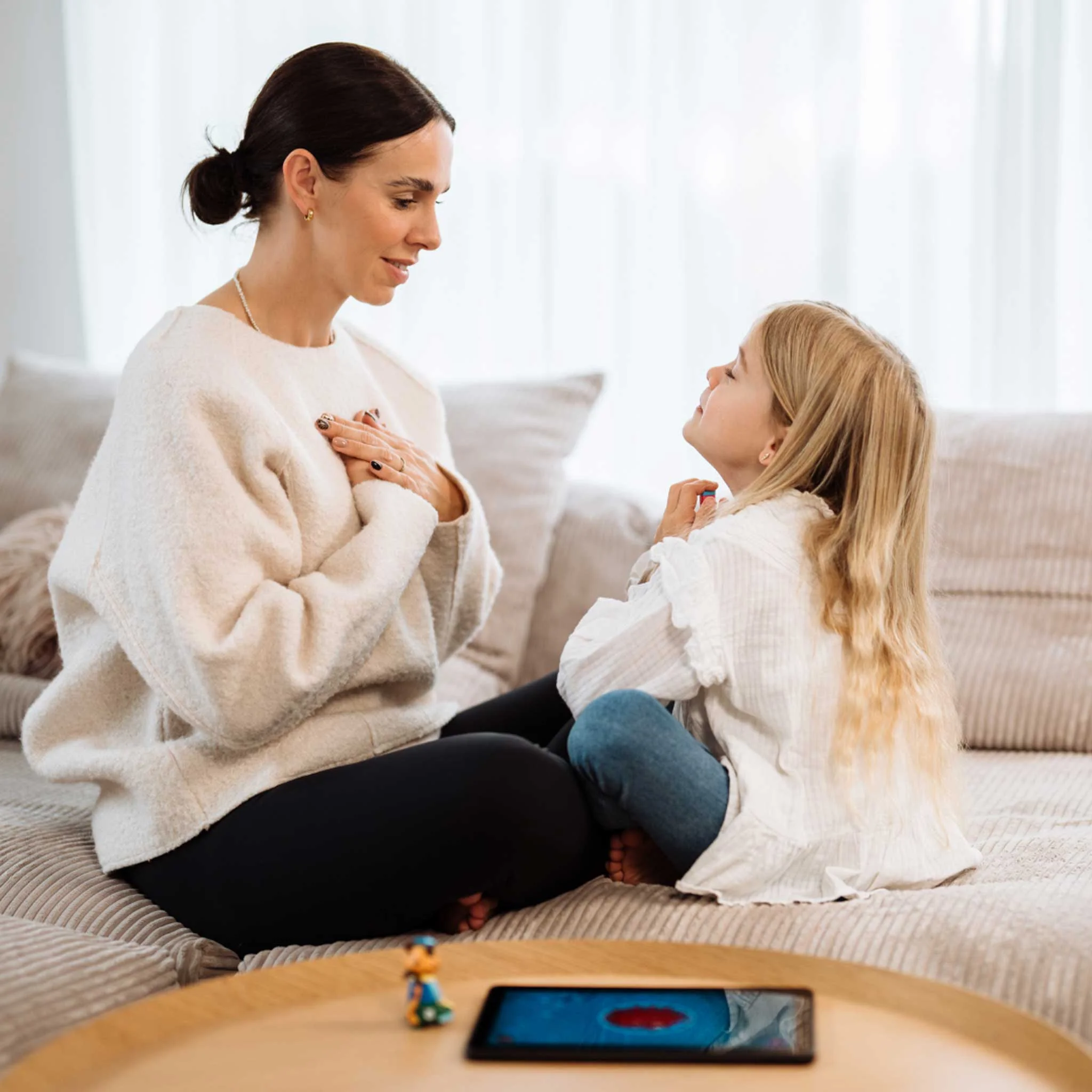 Kuschelsweatshirt, Mutter Tochter, Wohnzimmer, Familienzeit, Tablet