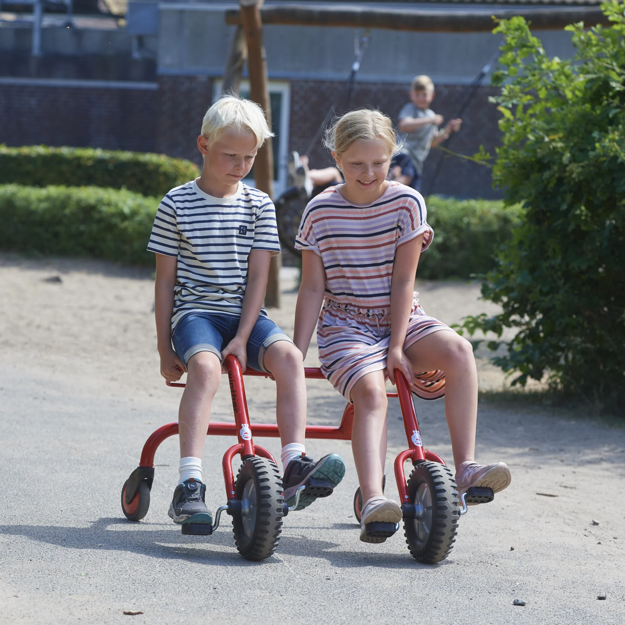 Kinder, Schaukelrad, Zweisitzer, Strandkleidung, Streifen