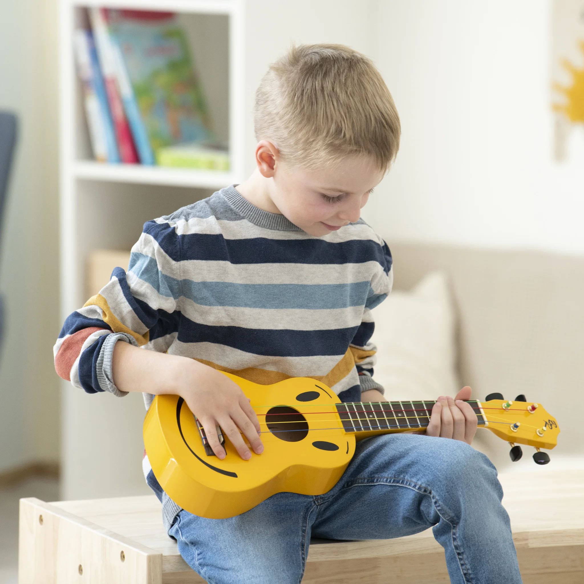 Kinderukulele, kleine Gitarre, gelb, Holz, Spielzeuginstrument