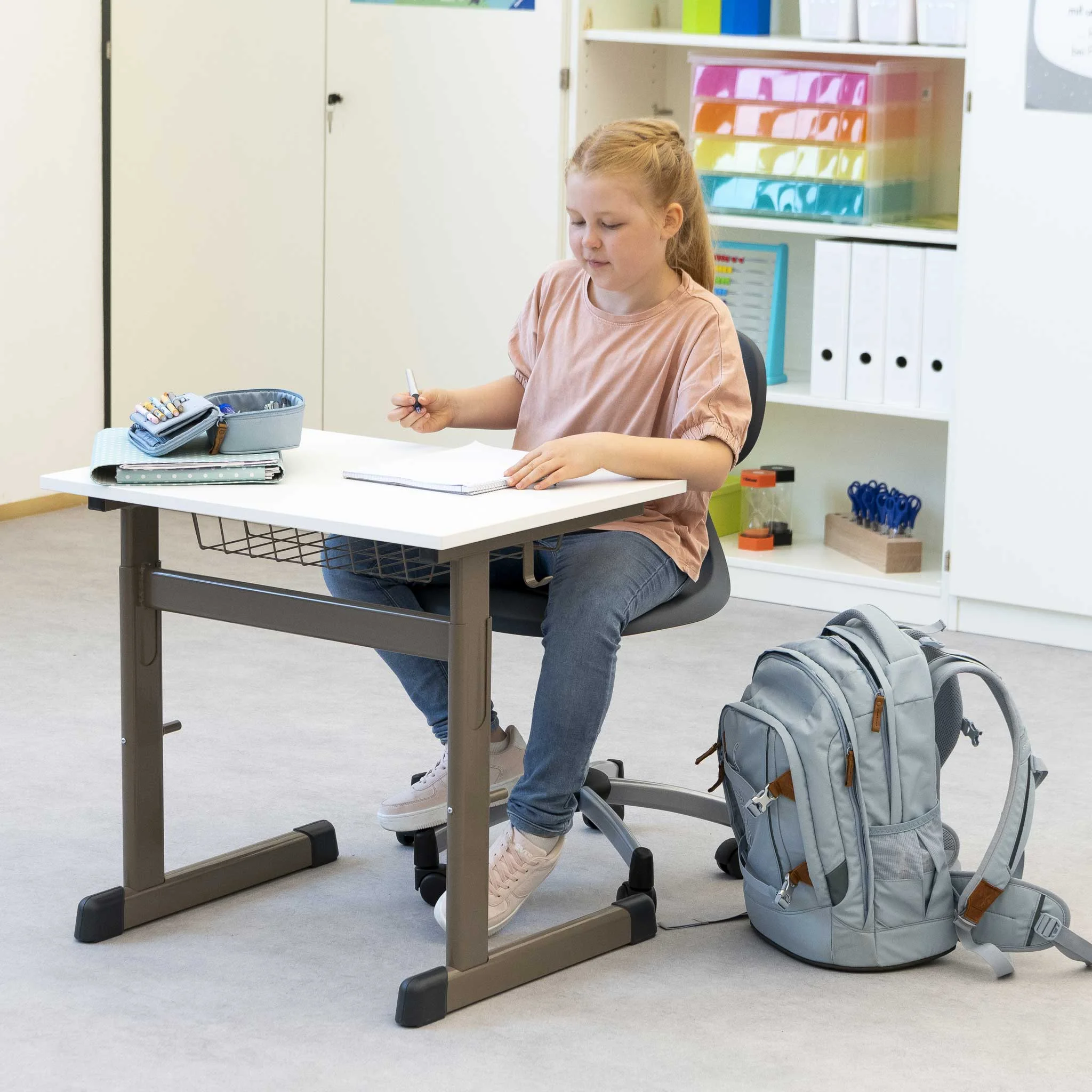 Schreibtisch, Schülerin, Schulbeginn, Rucksack, Notebook