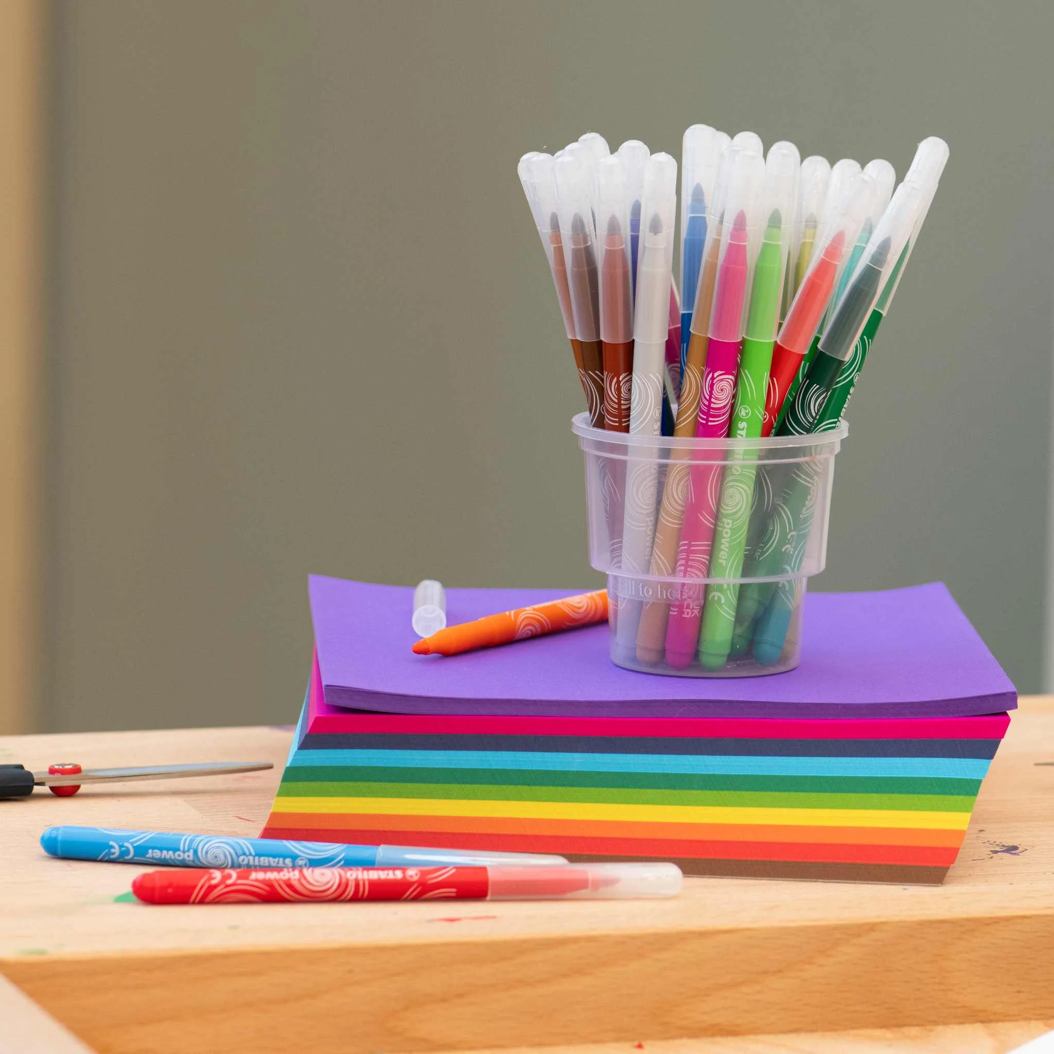 Marker, Filzstift, bunte Stifte, Kunststoffbecher, Notizblock
