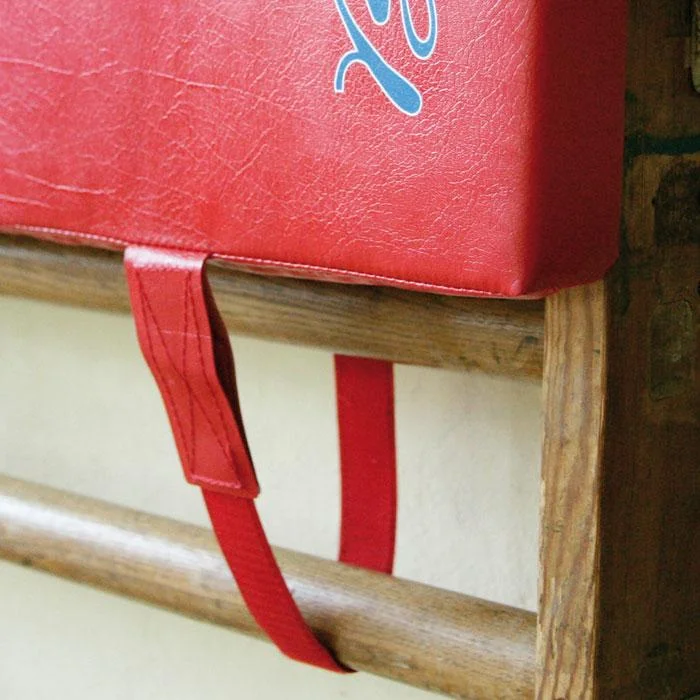 rote tasche, ledertasche, tasche mit schulterriemen, rot, holzrahmen