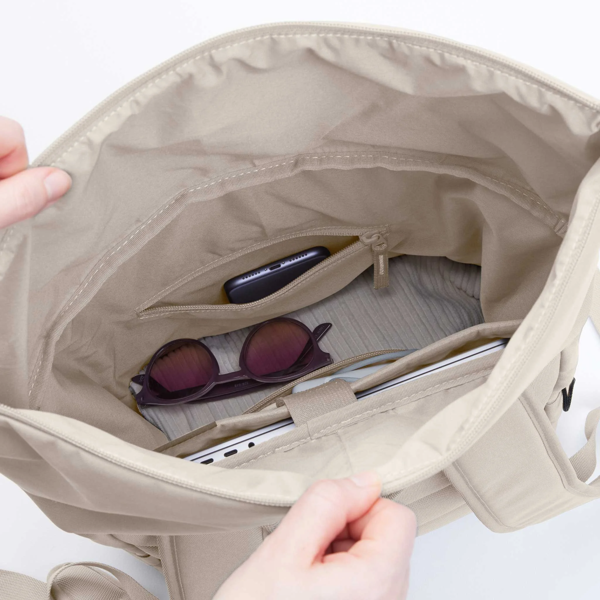 tasche, beige, reissverschluss tasche, innentasche, brille, telefon, laptophülle