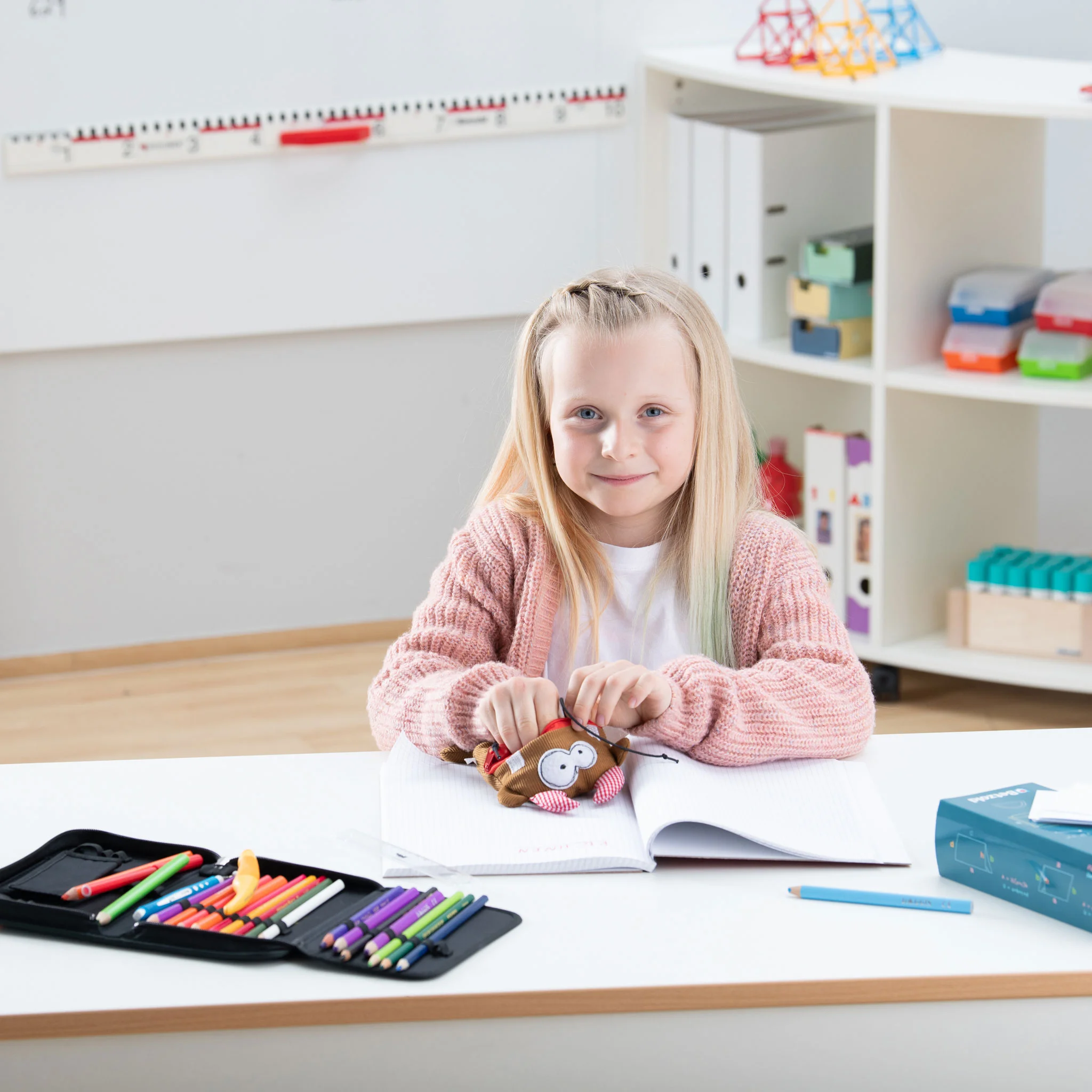 kinder, mädchen, federtasche, notizbuch, schreibtisch