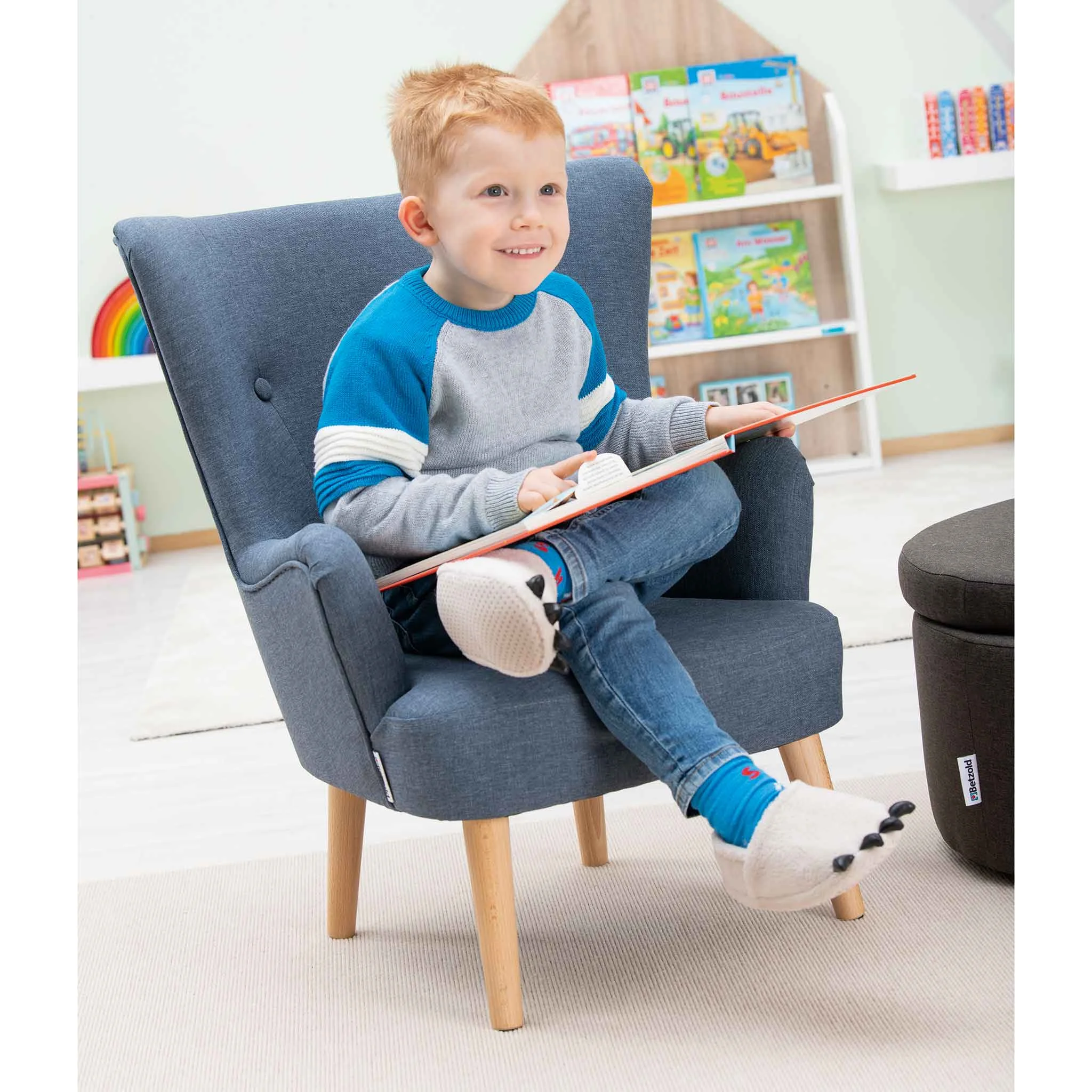 Kinderstuhl, Kindersessel, Hausschuh, Socken, Buch