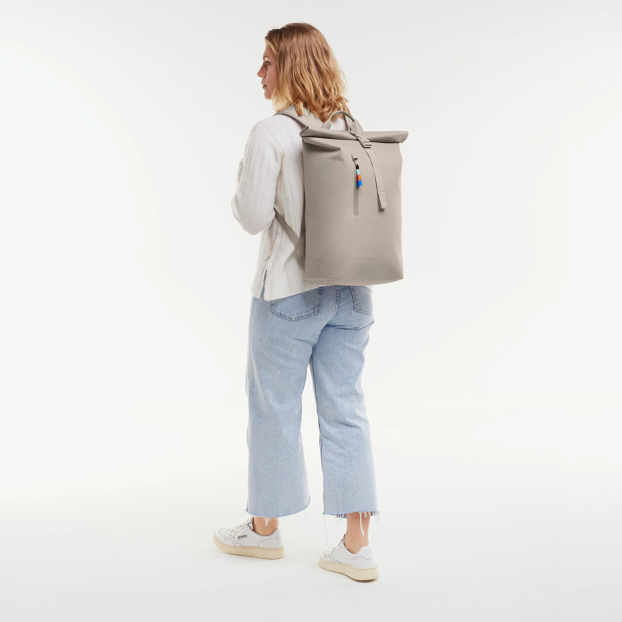 Rucksack, grauer Rucksack, Rolltop, Reißverschlussfach, minimalistisch