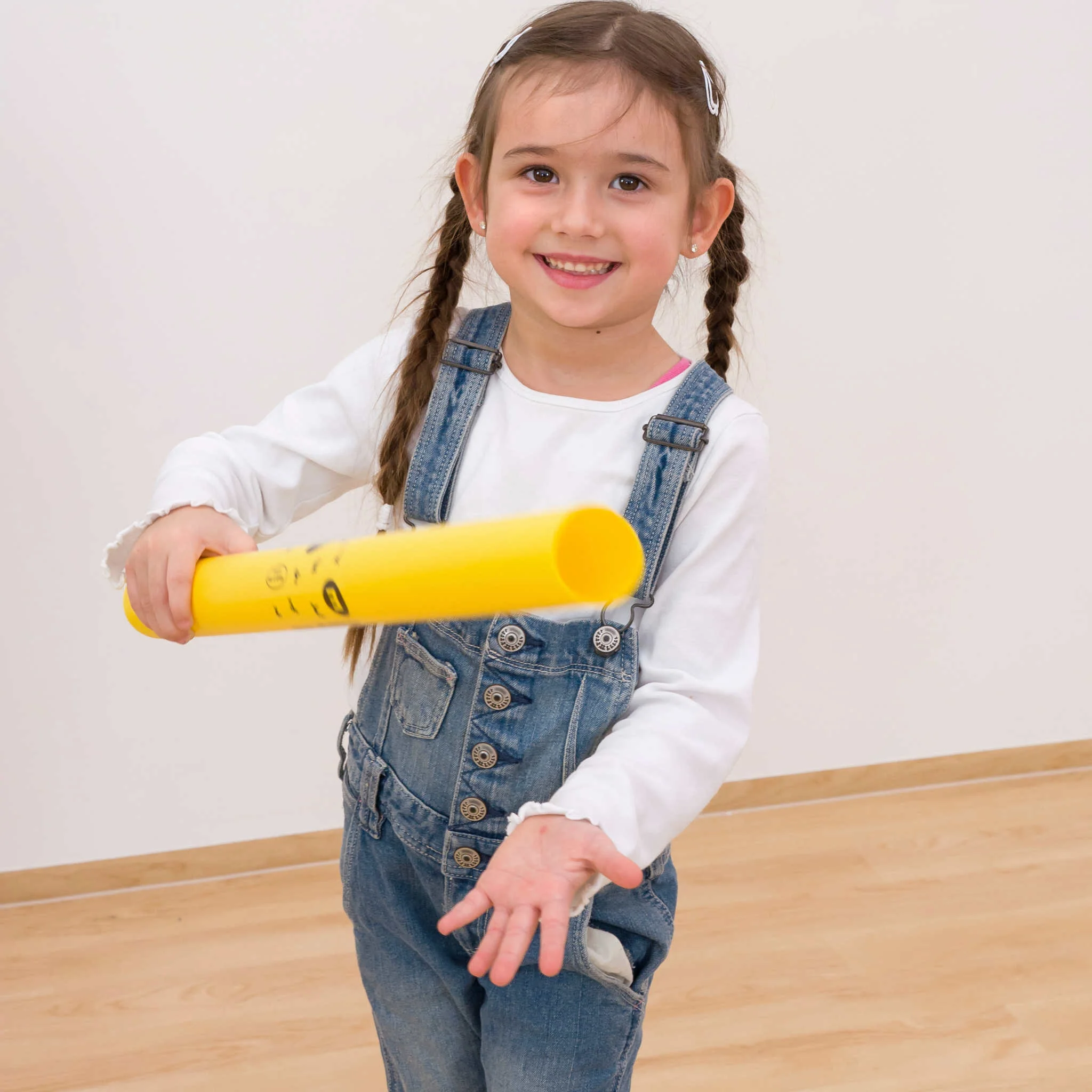Kinder, Jeans-Latzhose, Gelbrolle, Overalls?, Schultag?