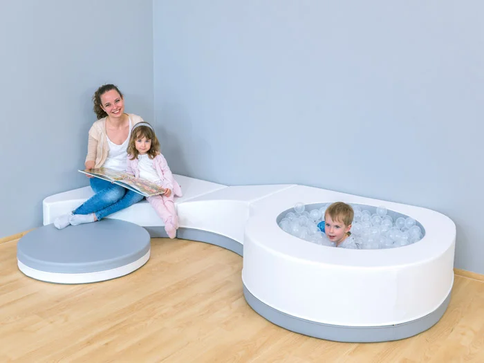 Kinderspielbereich, Softplay, Ballbad, grau-weiße坐, innenraum