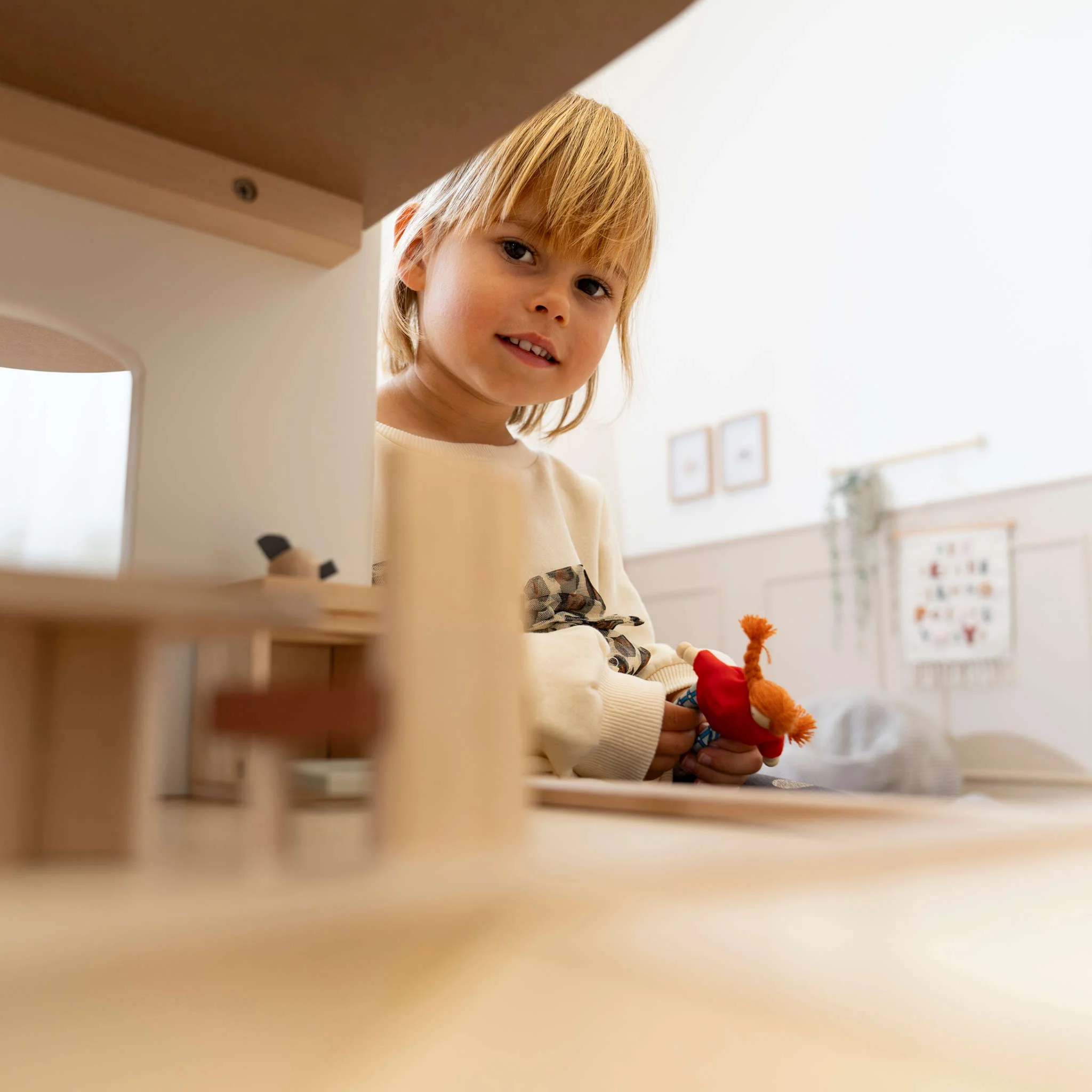 kind, holzstuhl?, spielzeug, spielen, rotes spielzeug