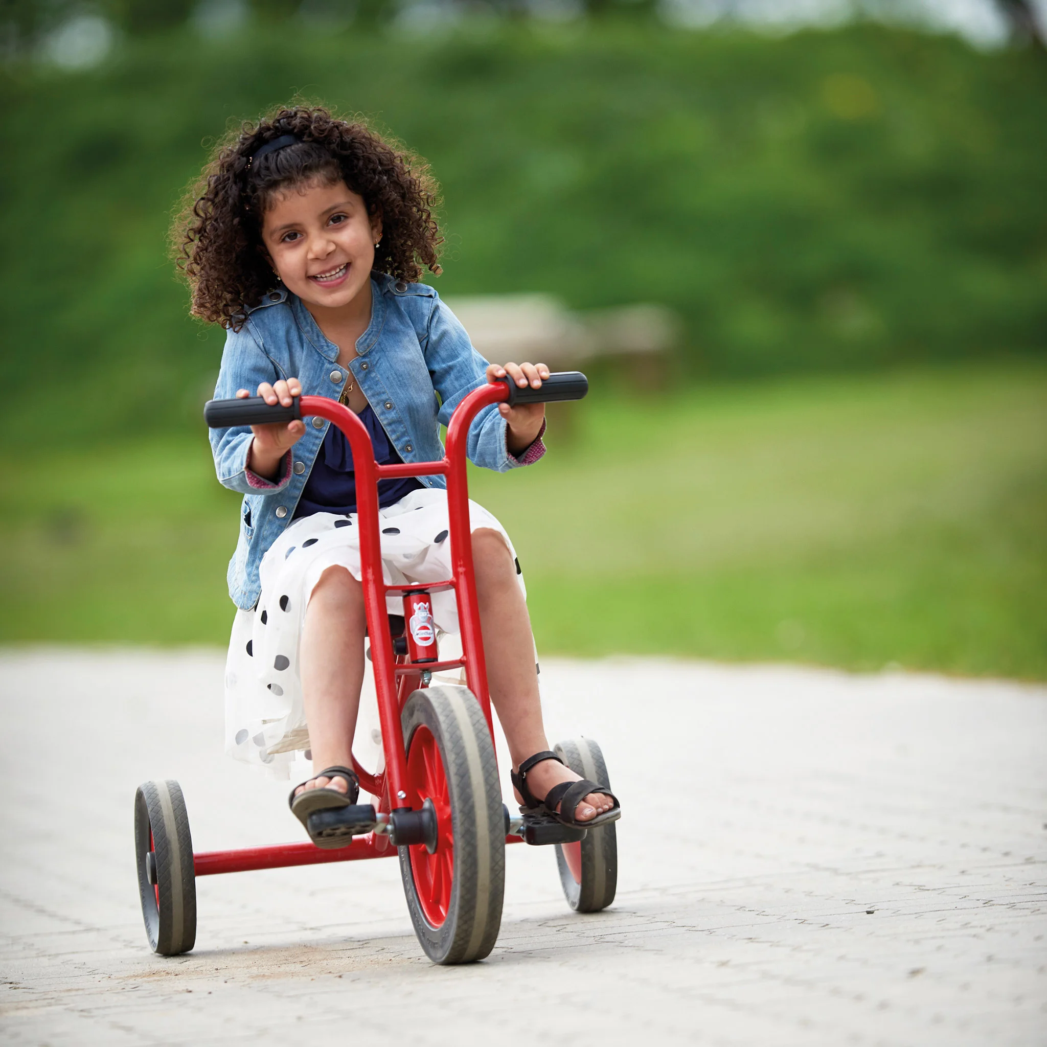 Kinder-Trike, Rotes Dreirad, Jeansjacke, helle Hose, Polka-Dots- Rock