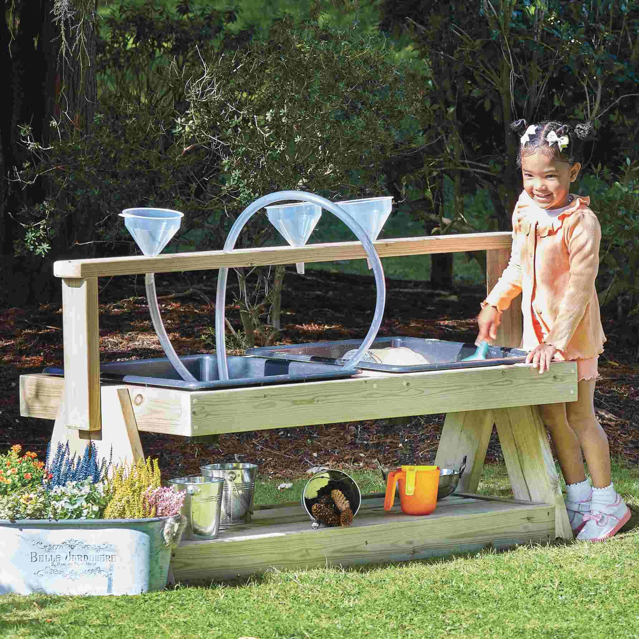 Sandkasten, Spiel_Kreissystem, Holz, Garten, Kleiner_Mädchen