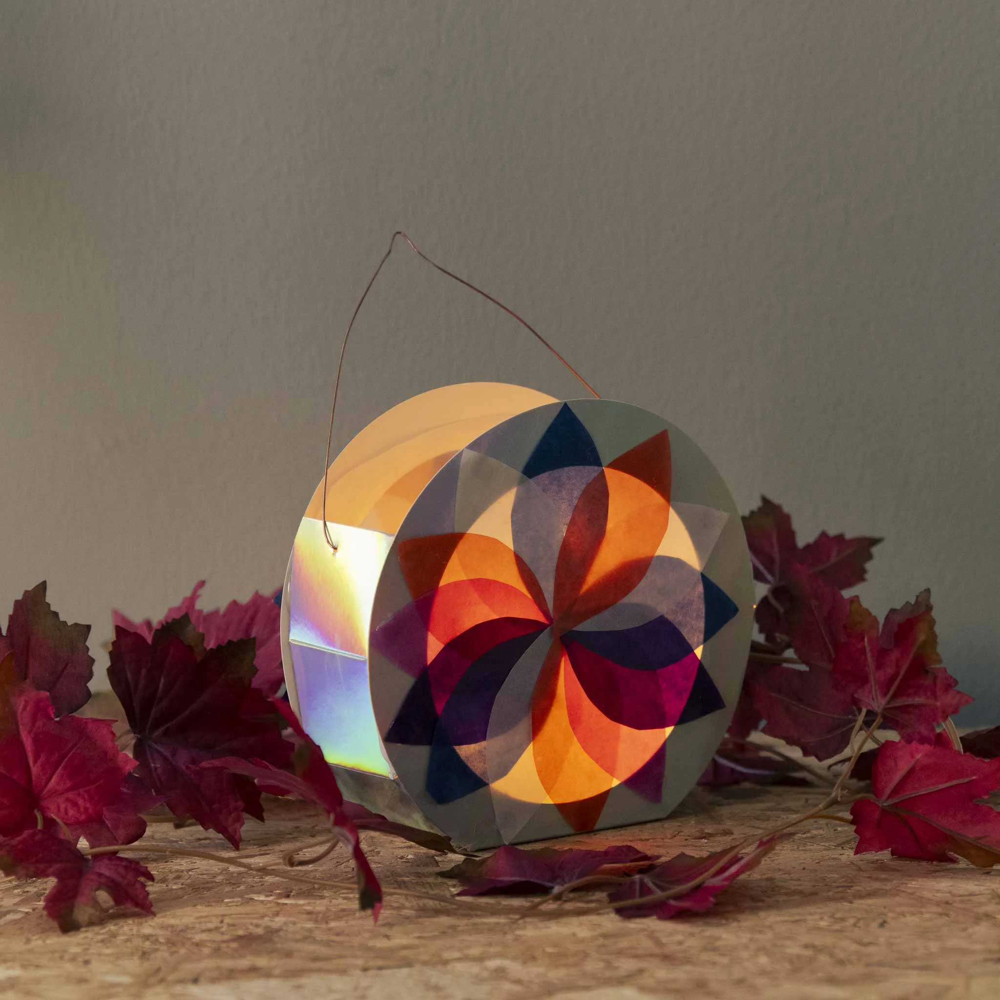 Lichtkugel, Laterne, Geometrisches Muster, Farbig, Drahtgriff