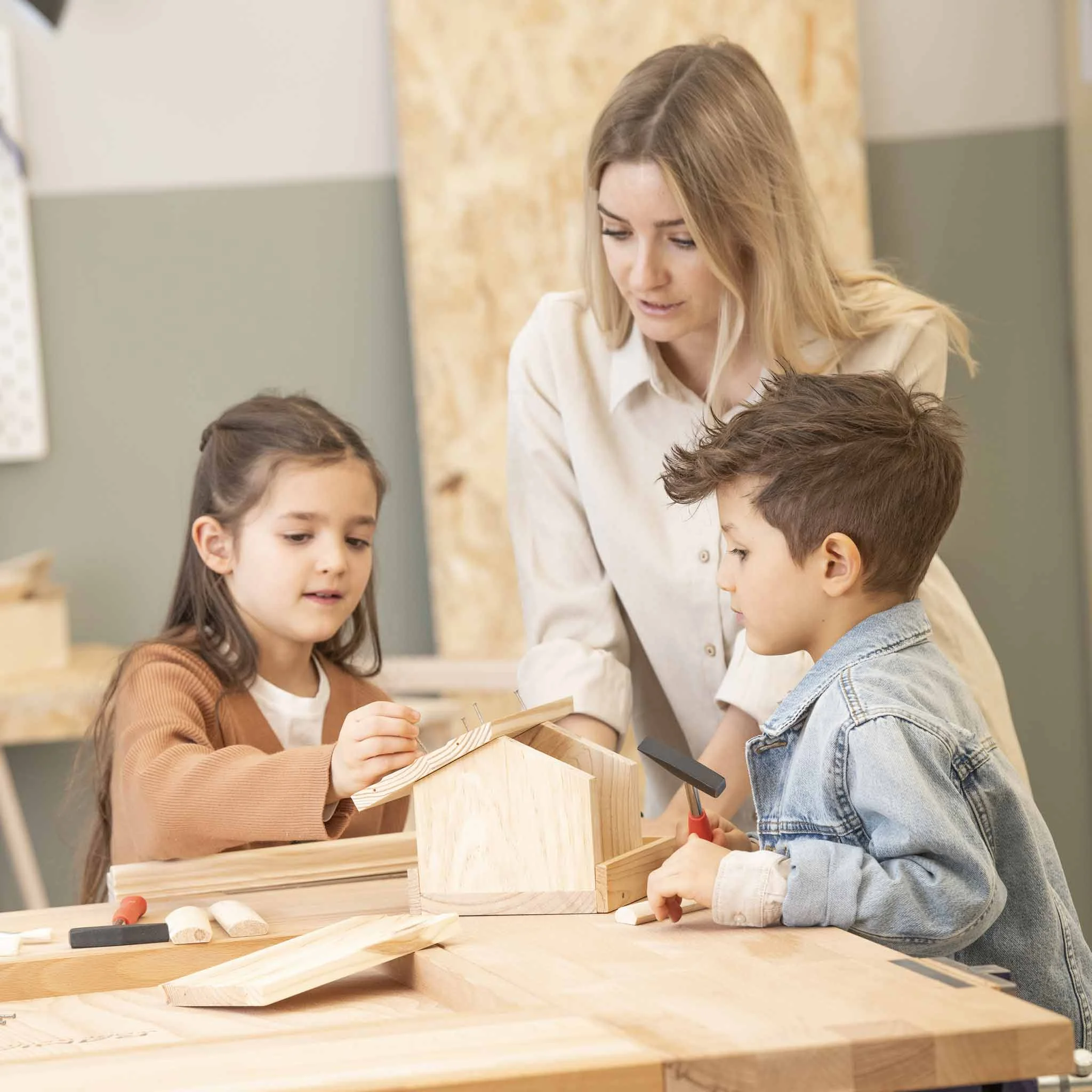 Holzspielzeug, Holzhaus, Hammer, Werkbank, Kinderwerkbank