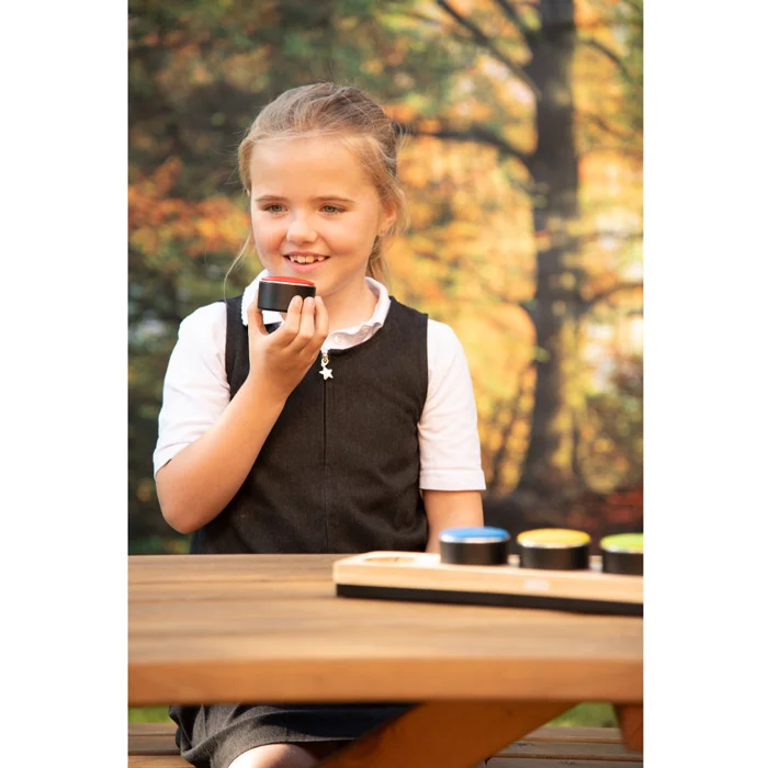 Kinder, Schulkleidung, Holztisch, Spielzeug, Kleine Dose