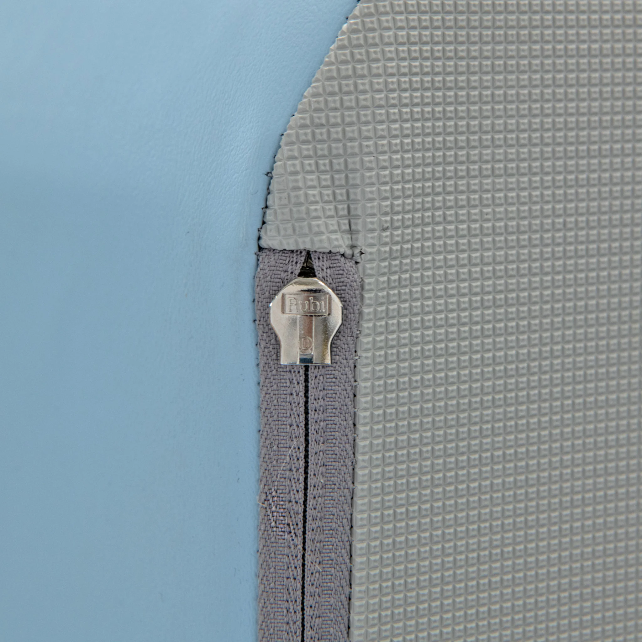 Zipper, Reißverschluss, Sichtbar, Kunstleder?, Blaue Wand