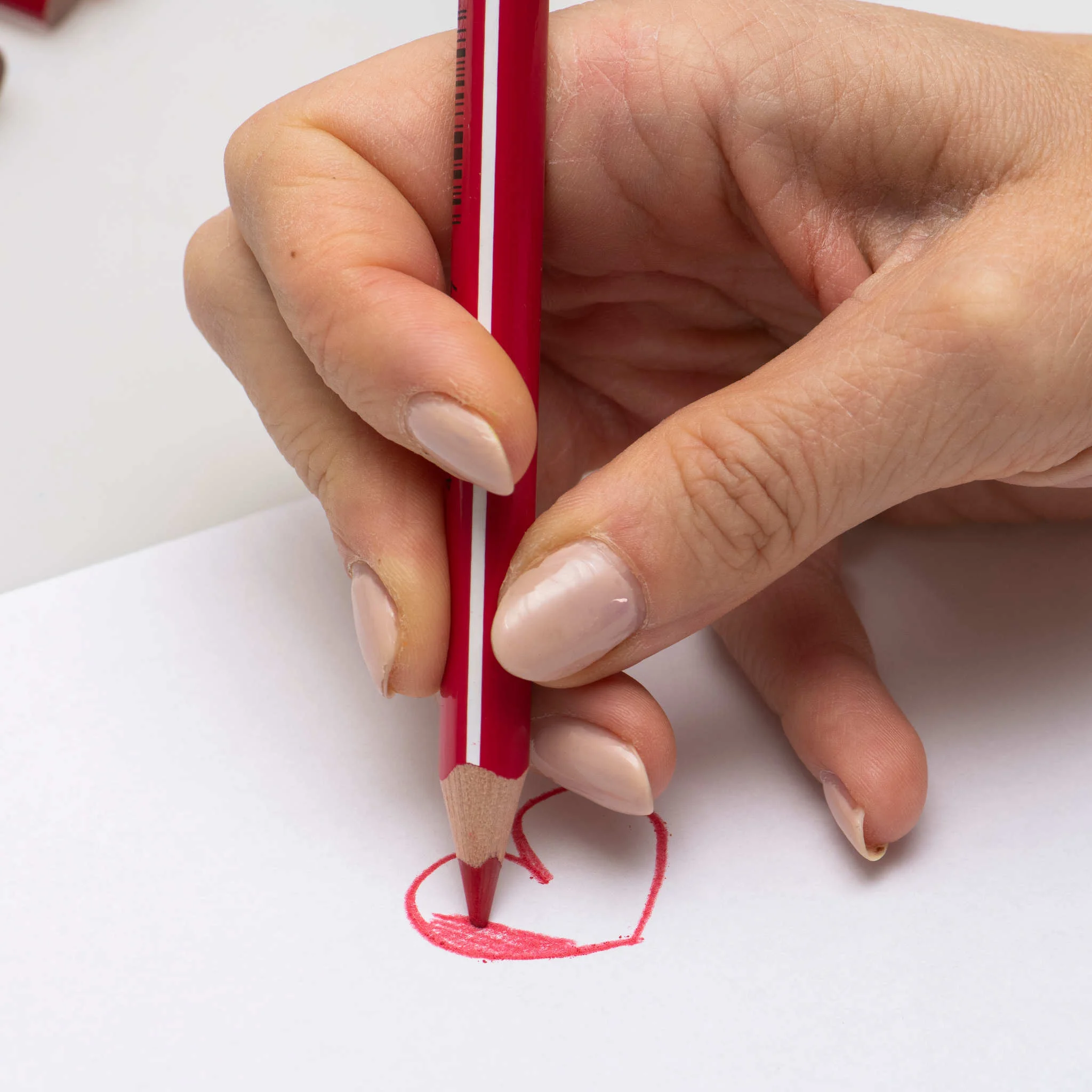 Bleistift, rote Farbe, Herzzeichnung, Hand, Papier
